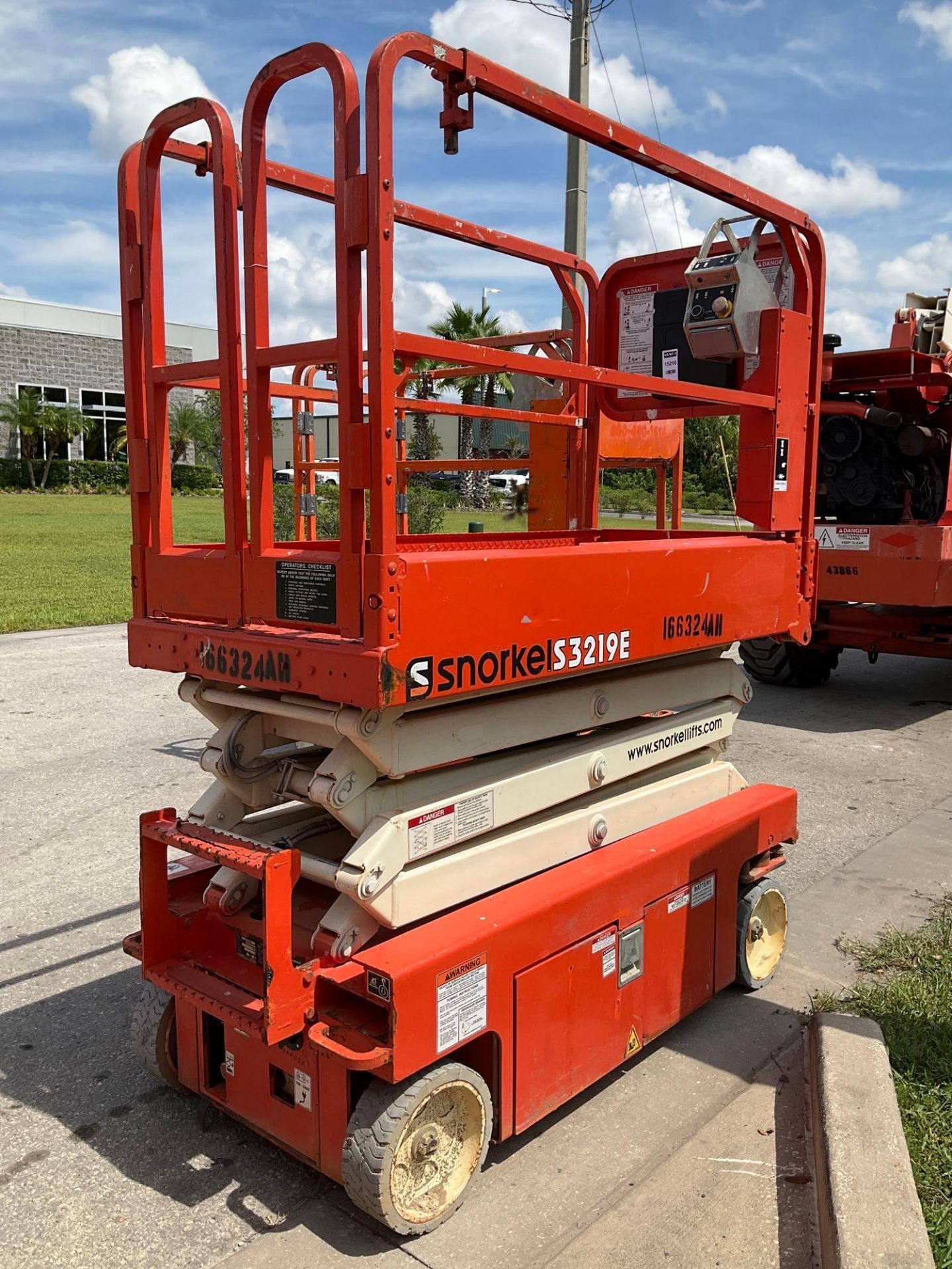 2016 SNORKEL SCISSOR LIFT MODEL S3219E ANSI - Image 6 of 10