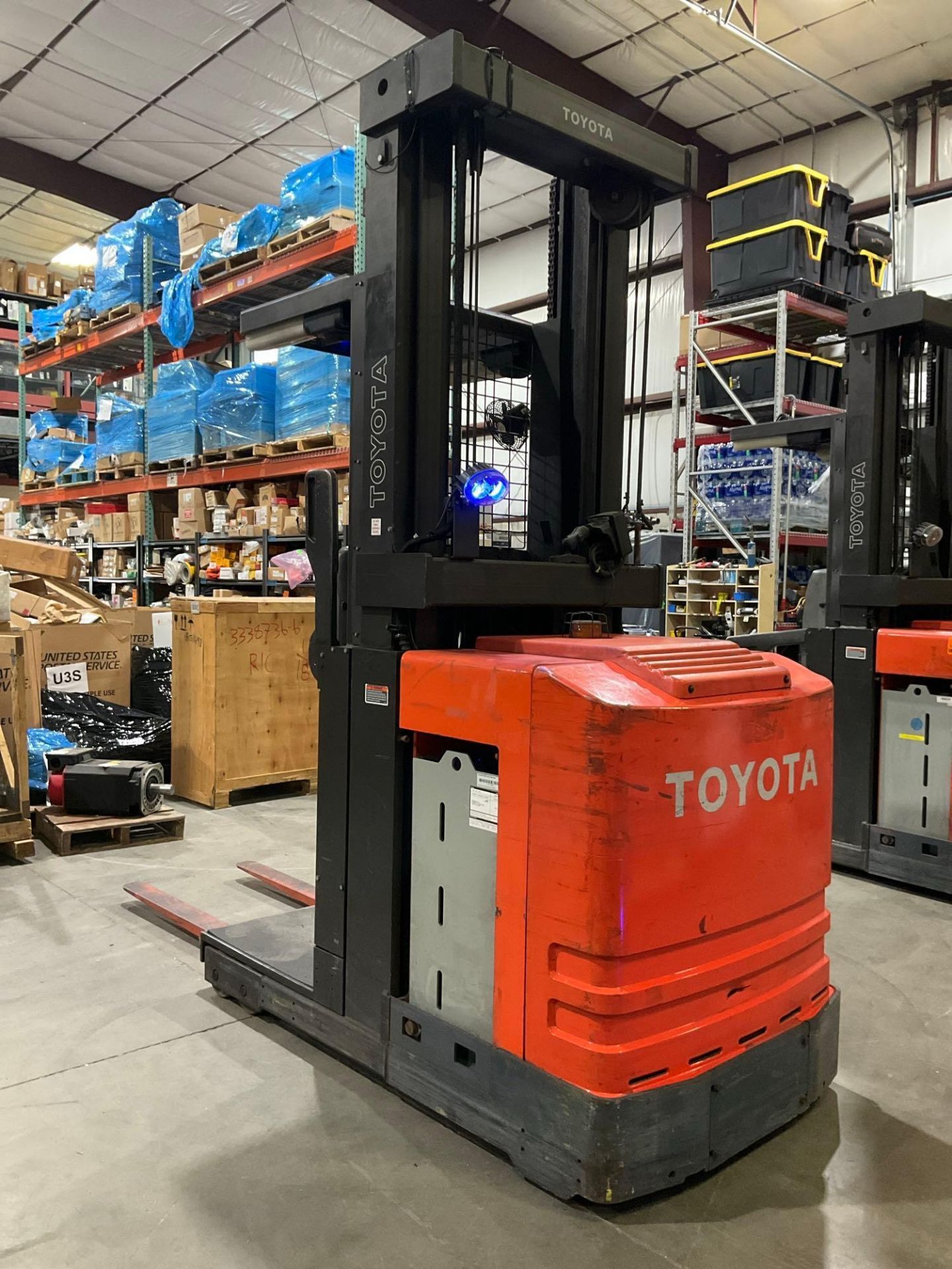 TOYOTA ORDER PICKER MODEL 6BPU15, ELECTRIC, APPROX MAX CAPACITY 3000LBS, APPROX MAX HEIGHT 240in,... - Bild 4 aus 16