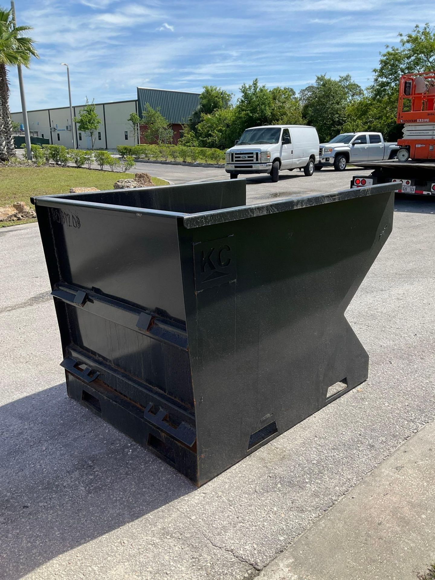 UNUSED 2CU YARD SELF DUMPING HOPPER WITH FORK POCKETS - Image 3 of 5