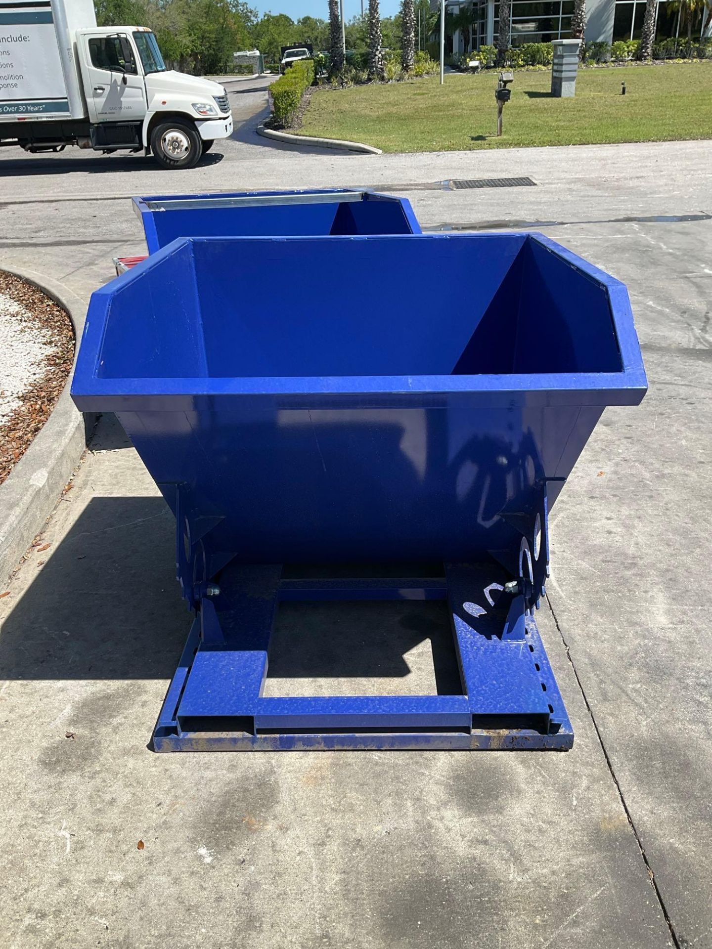 UNUSED 1CU YARD SELF DUMPING HOPPER WITH FORK POCKETS - Image 5 of 5