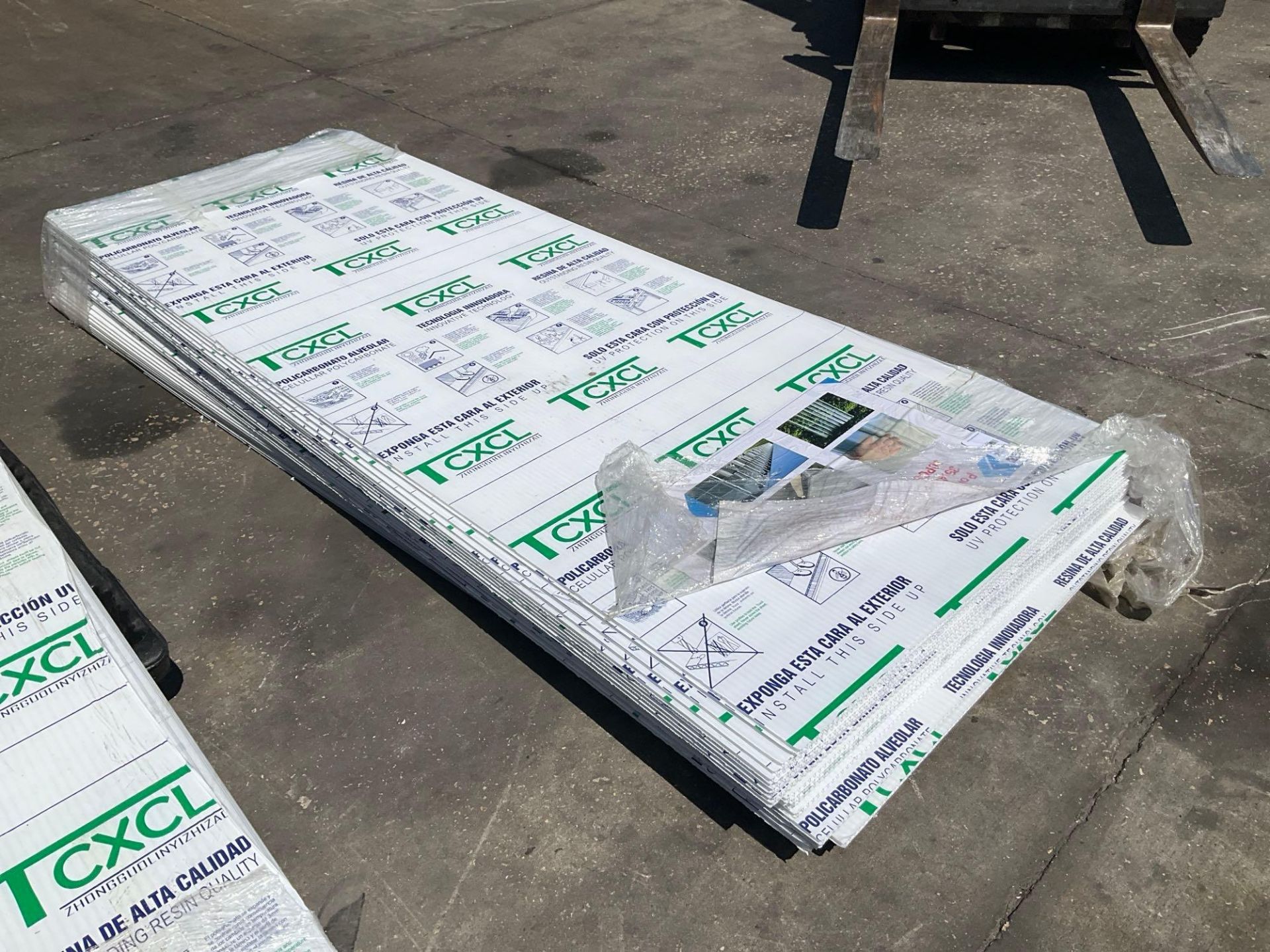 UNUSED POLYCARBONATE ROOF PANEL , APPROX 35.43" x 3.93FT , APPROX 30 PIECES