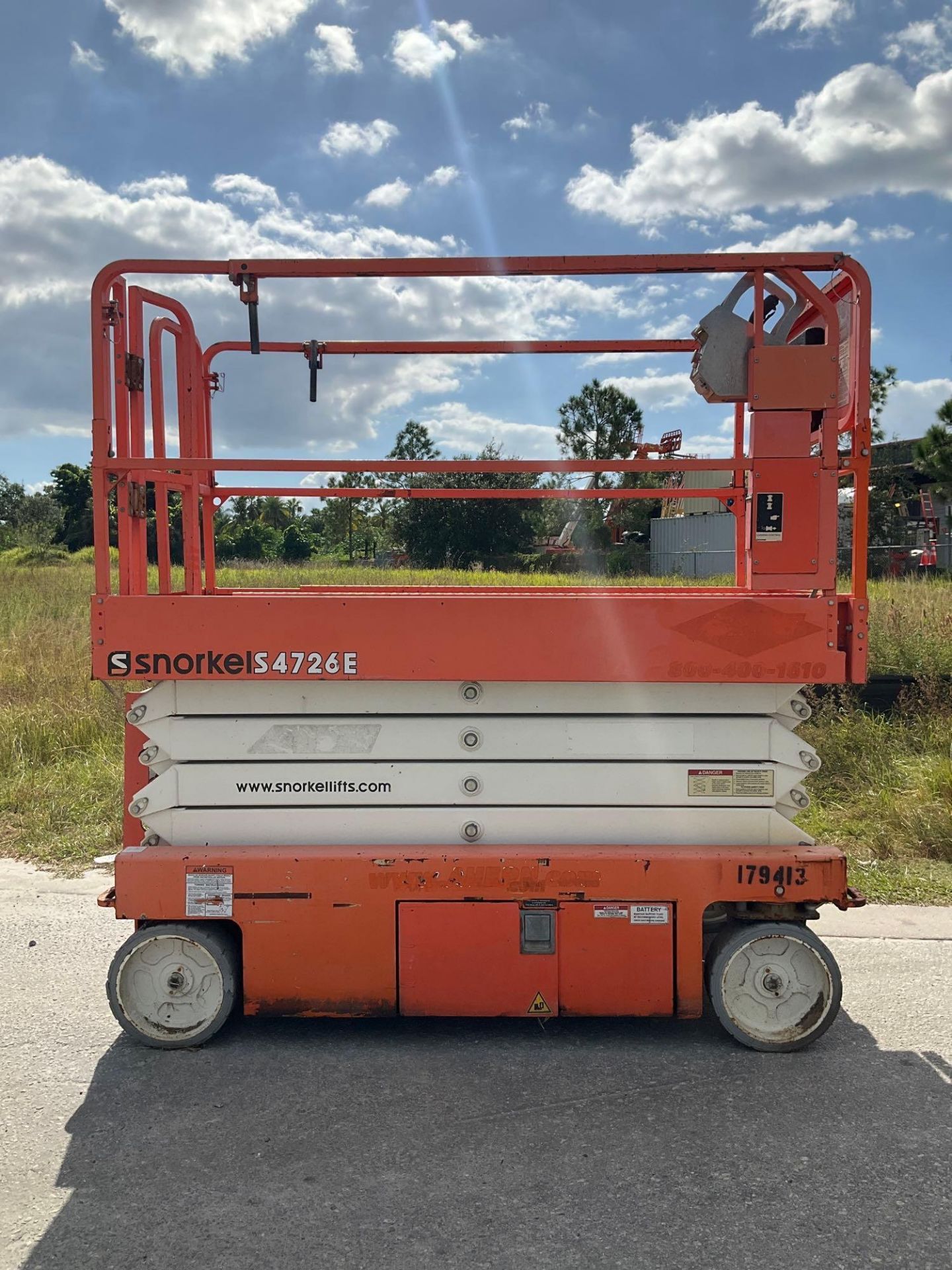 2016 SNORKEL SCISSOR LIFT MODEL S4726E ANSI , ELECTRIC, APPROX MAX PLATFORM HEIGHT 26FT, NON MARK... - Image 2 of 11