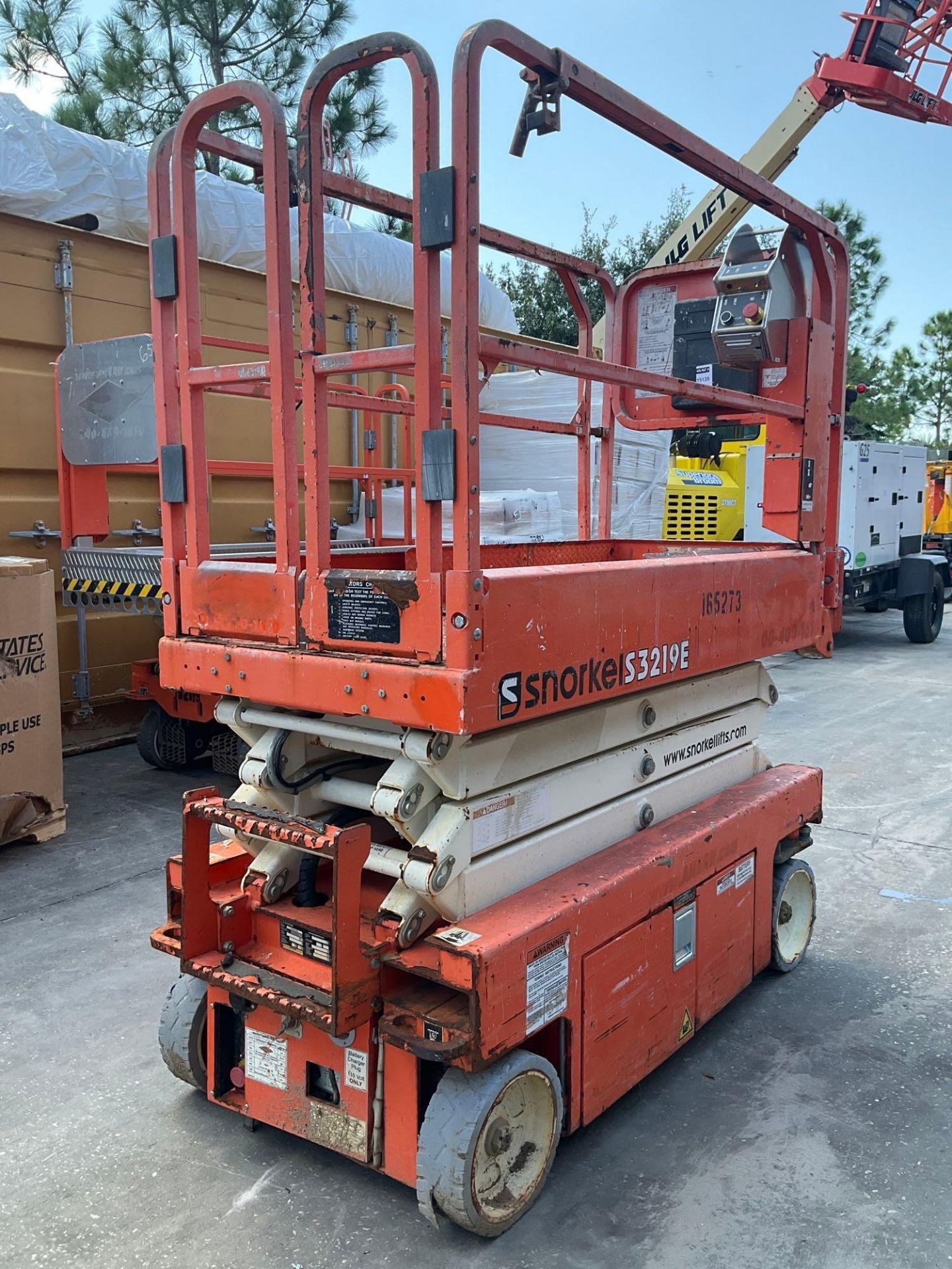 2015 SNORKEL SCISSOR LIFT MODEL S3219E ANSI , ELECTRIC, APPROX MAX PLATFORM HEIGHT 19FT, NON MARK...