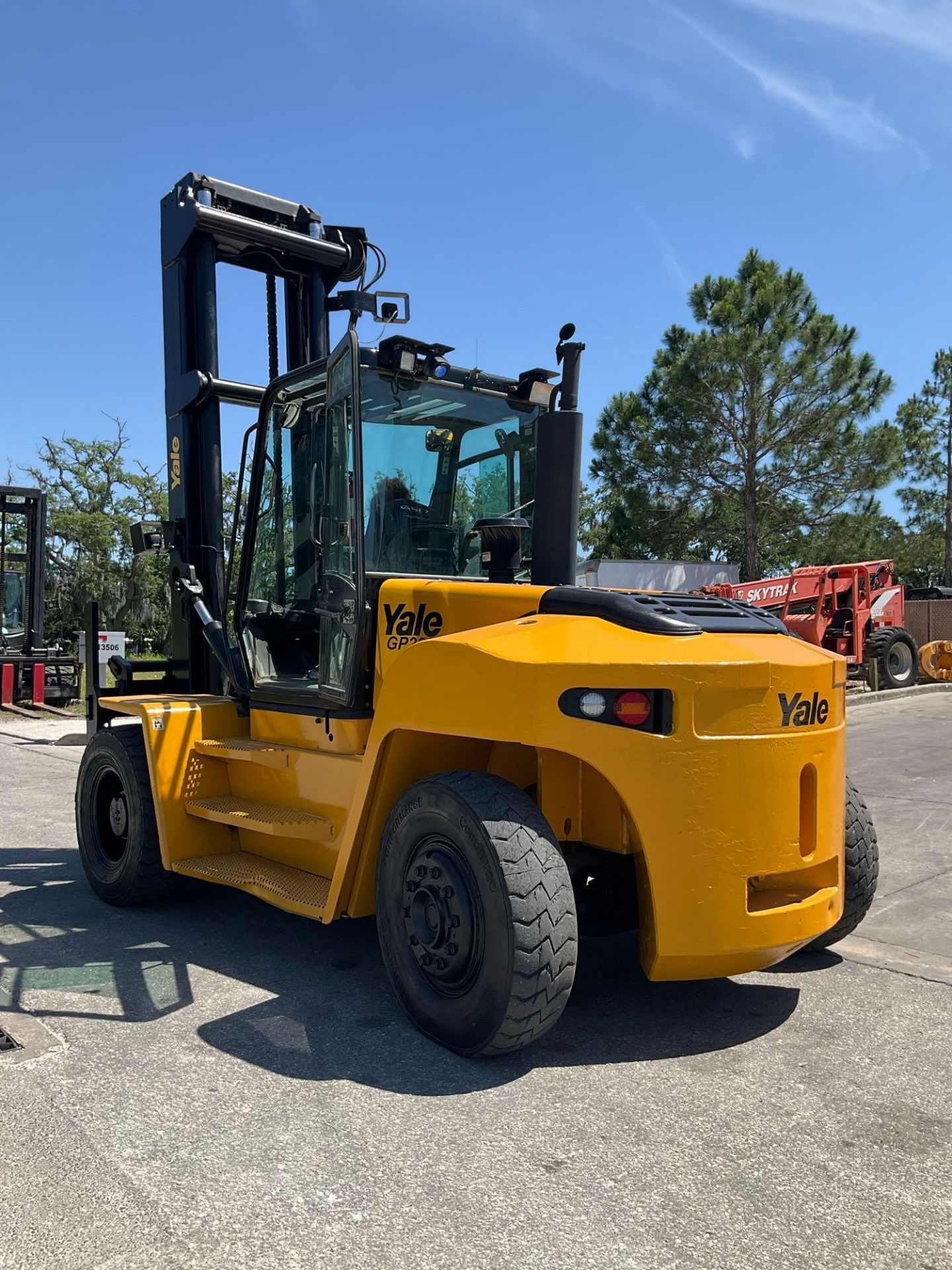 YALE FORKLIFT MODEL GDP280DCECCV176, DIESEL, APPROX MAX CAPACITY 26,100LBS, APPROX MAX HEIGHT 212... - Image 6 of 15