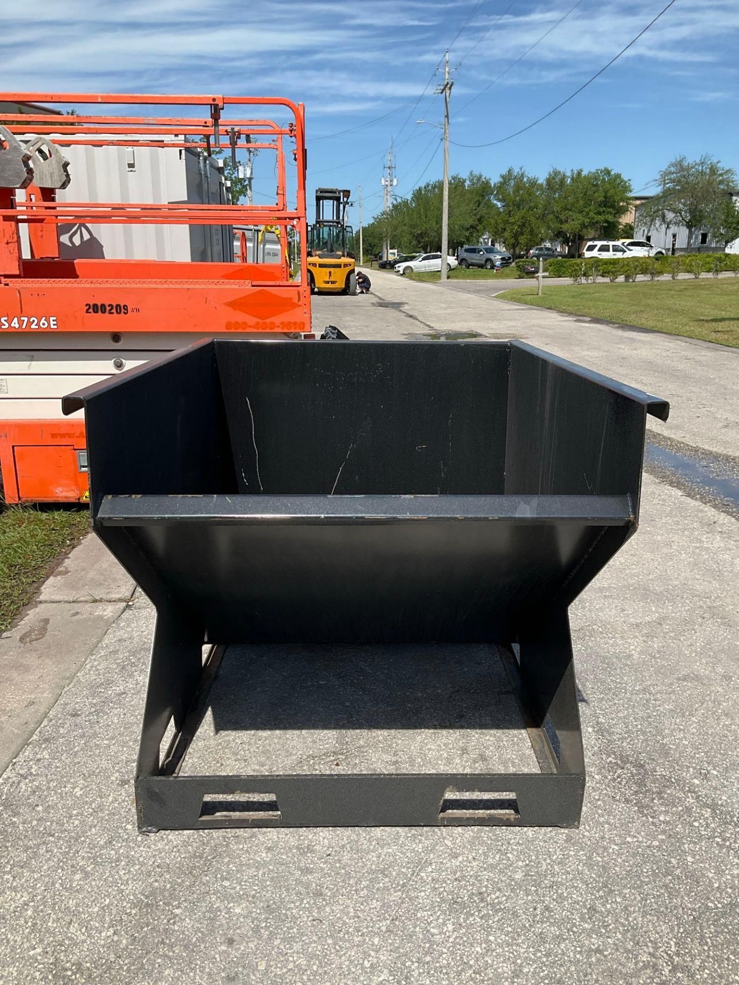 UNUSED 2CU YARD SELF DUMPING HOPPER WITH FORK POCKETS - Image 5 of 5