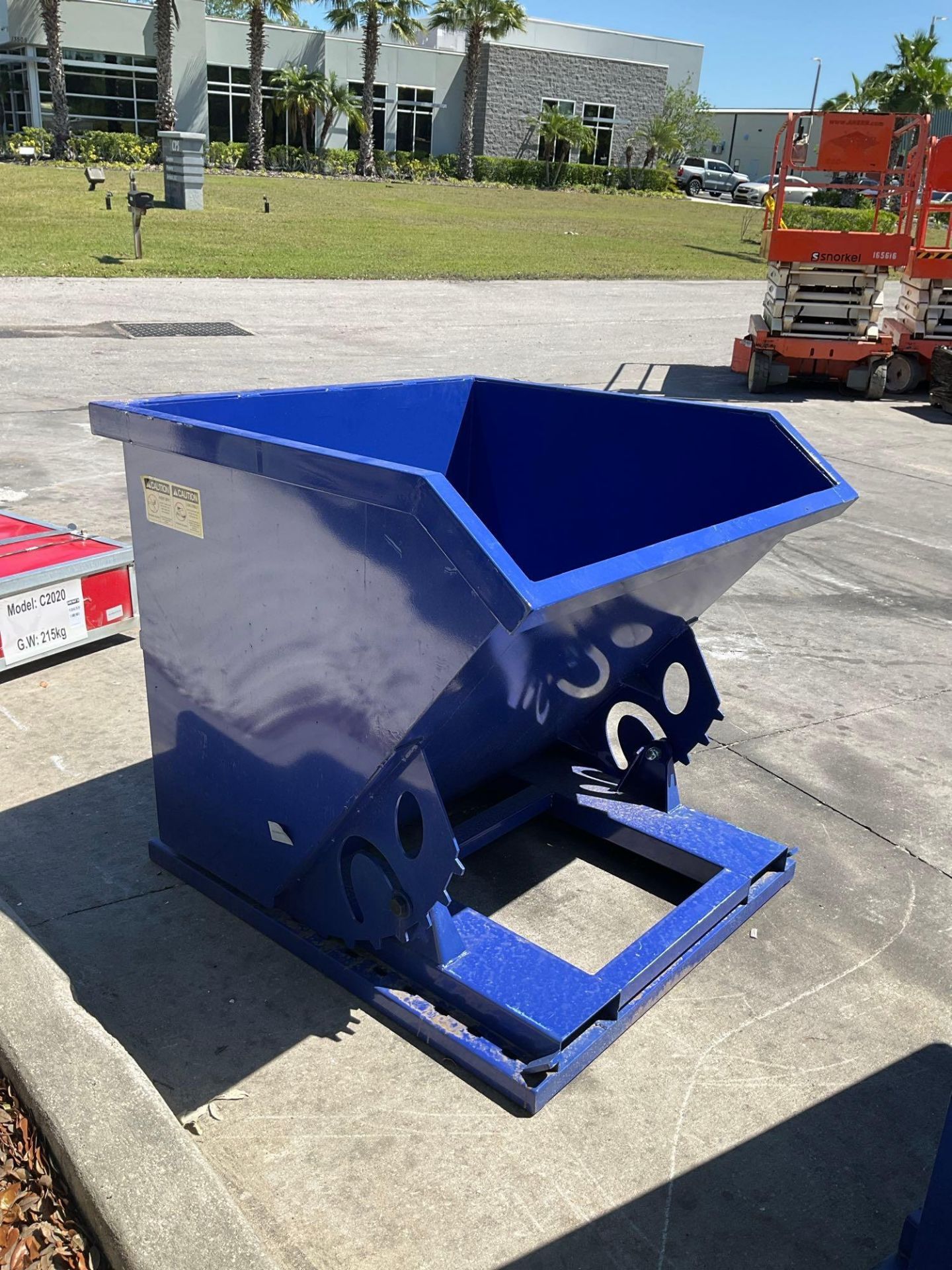 UNUSED 1CU YARD SELF DUMPING HOPPER WITH FORK POCKETS - Image 4 of 5