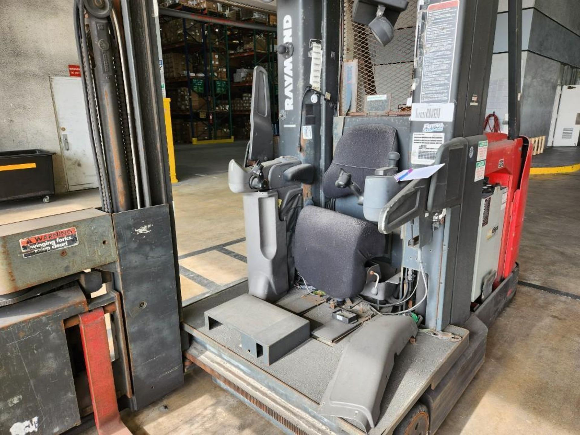 RAYMOND SWING-REACH FORKLIFT, ELECTRIC, MAX CAPACITY 3000LBS, MAX HEIGHT 274IN , MACHINE HEIGHT 1... - Image 3 of 6