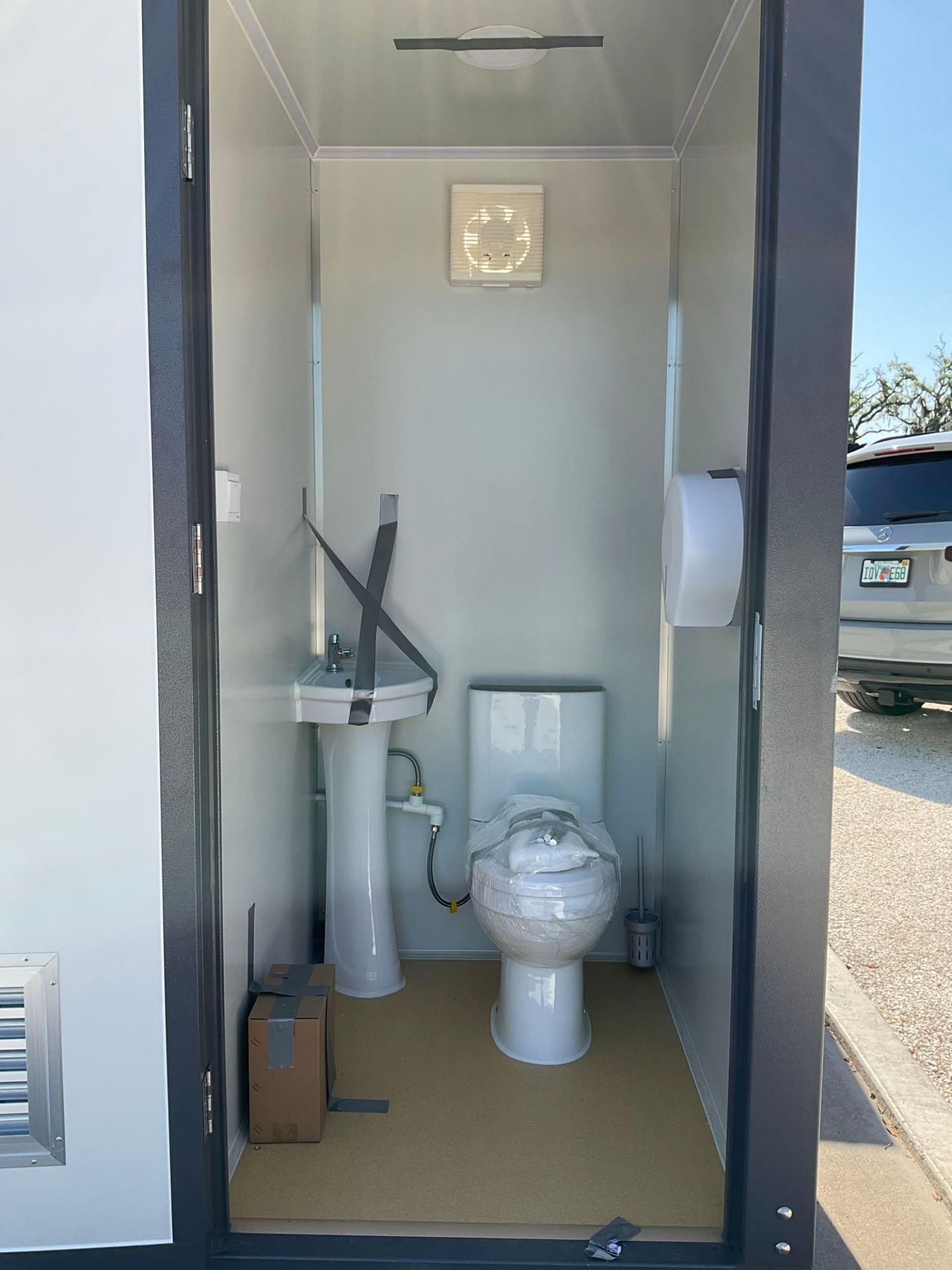 UNUSED PORTABLE DOUBLE BATHROOM UNIT, 2 STALLS, ELECTRIC & PLUMBING HOOK UP WITH EXTERIOR PLUMBIN... - Bild 9 aus 11