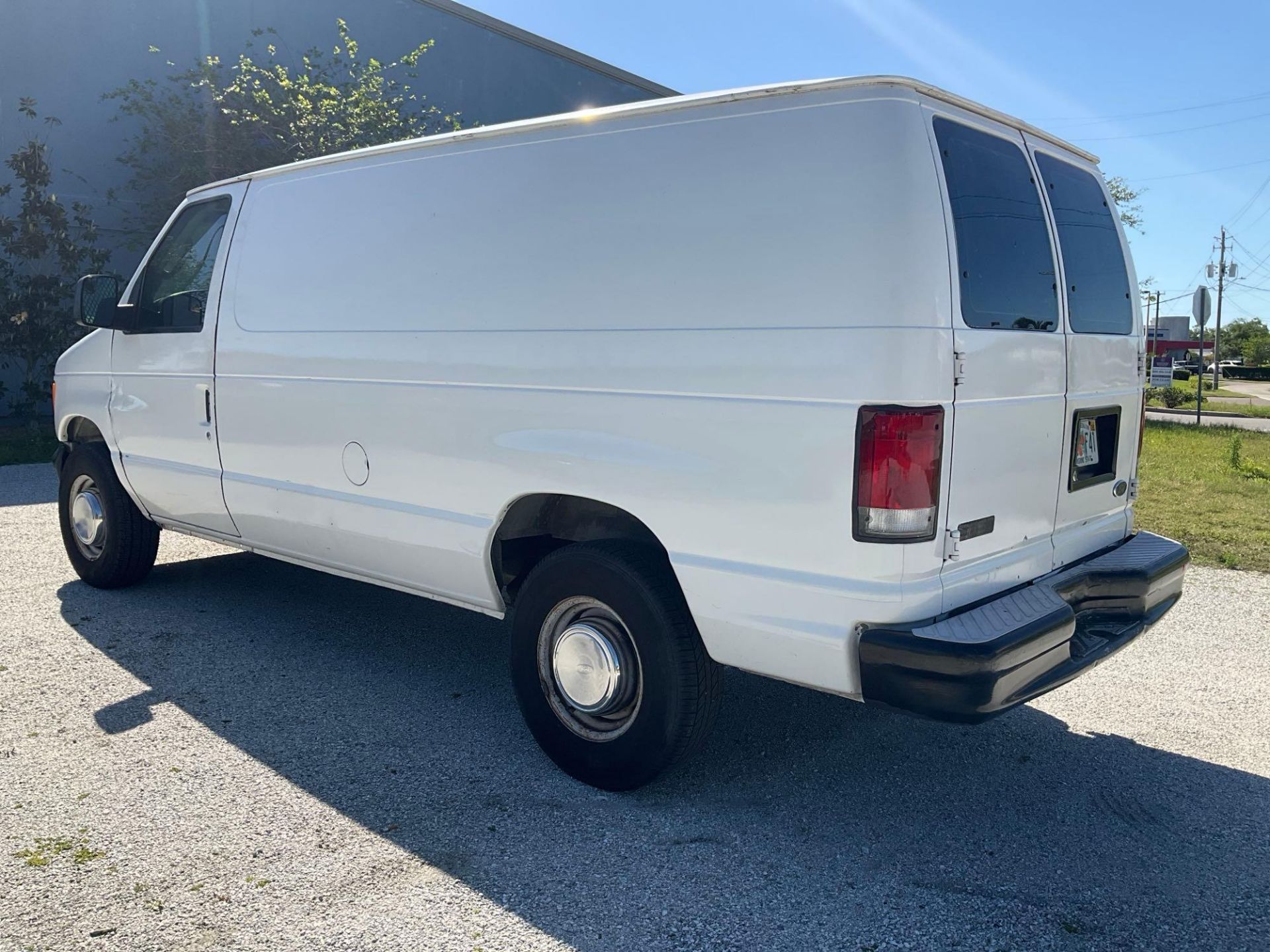 2003 FORD E-SERIES CARGO VAN, APPROX GVWR 8600LBS, STORAGE UNIT & SHELVES IN BACK , RUNS & DRIVES - Image 4 of 28