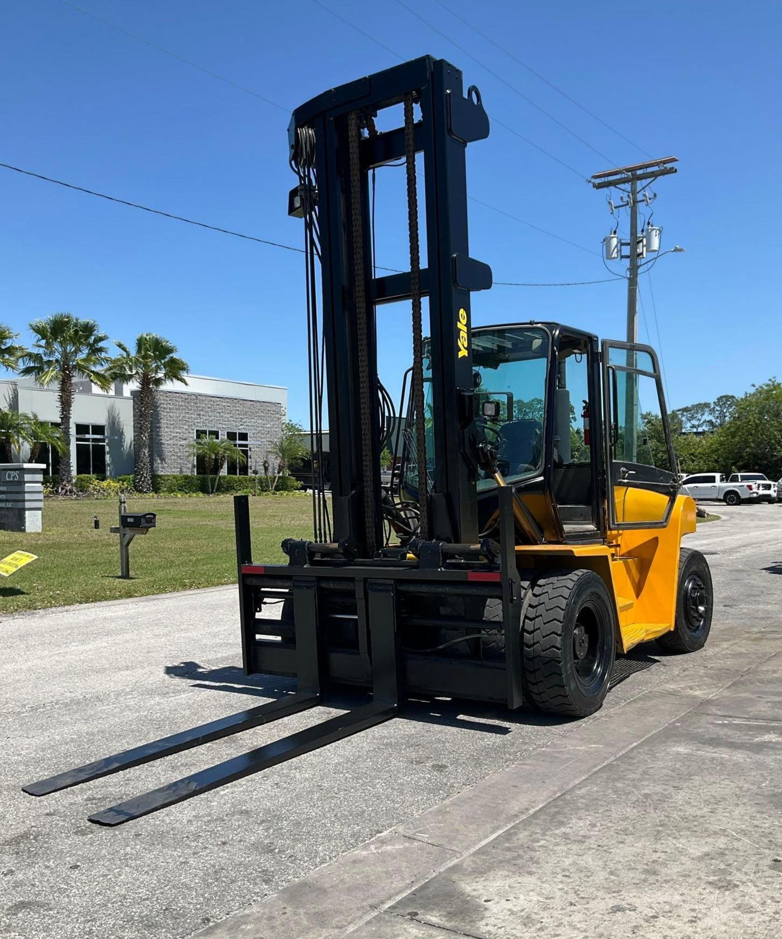 YALE FORKLIFT MODEL GDP280DCECCV176, DIESEL, APPROX MAX CAPACITY 26,100LBS, APPROX MAX HEIGHT 212... - Image 2 of 15