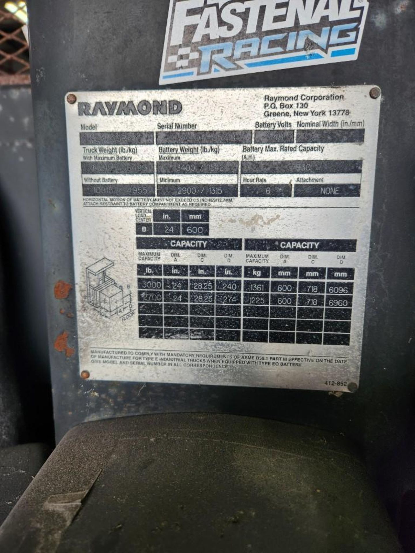 RAYMOND SWING-REACH FORKLIFT, ELECTRIC, MAX CAPACITY 3000LBS, MAX HEIGHT 274IN , MACHINE HEIGHT 1... - Image 4 of 6