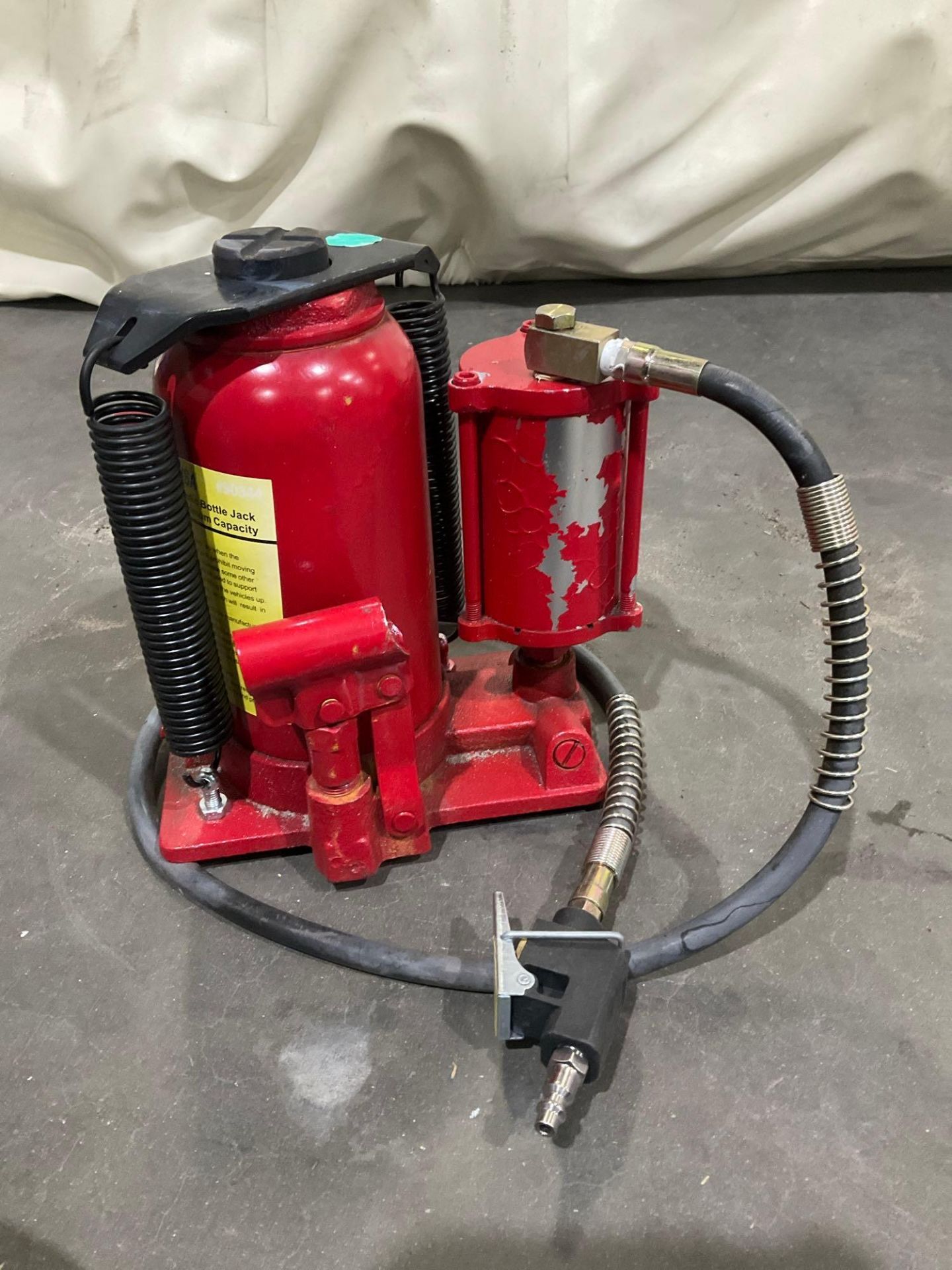 UNUSED ATE PRO USA 20 TON AIR HYDRAULIC BOTTLE JACK, APPROX 44,000LBS MAX CAPACITY - Image 3 of 6
