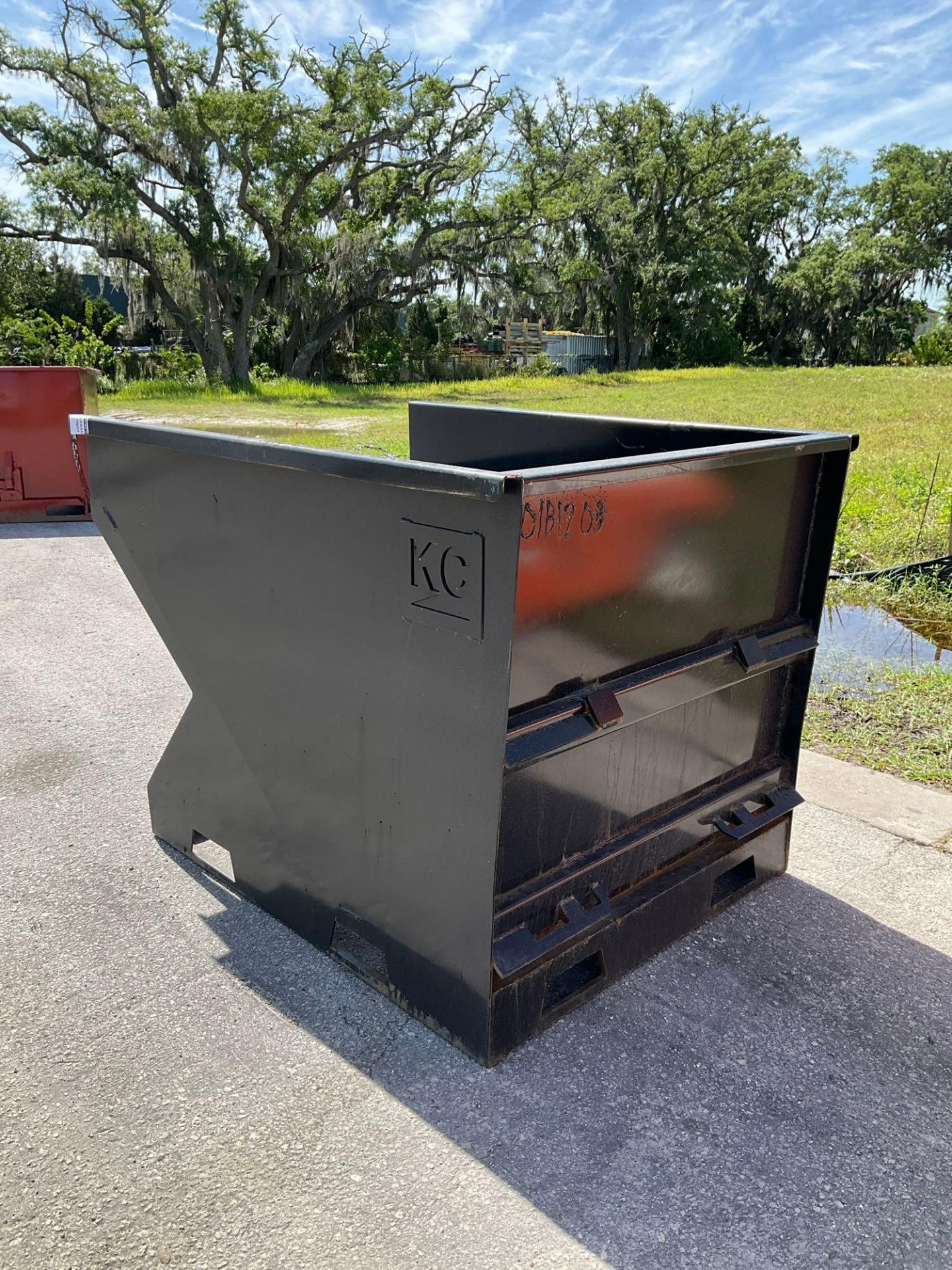 UNUSED 2CU YARD SELF DUMPING HOPPER WITH FORK POCKETS - Image 2 of 5