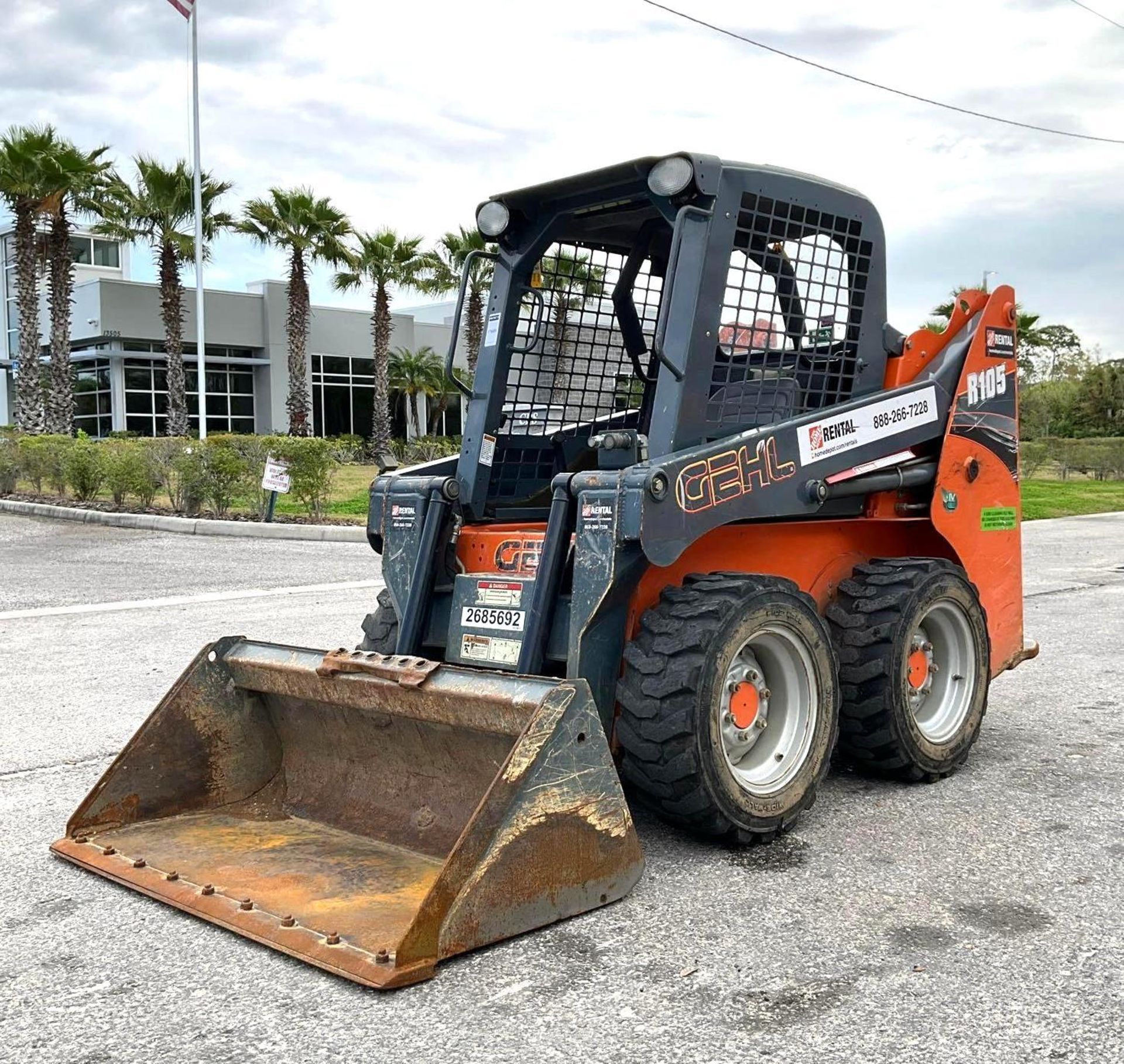 2018 GEHL COMPACT SKID STEER LOADER MODEL R105, DIESEL, BUCKET APPROX 53", RUNS AND OPERATES - Image 5 of 13