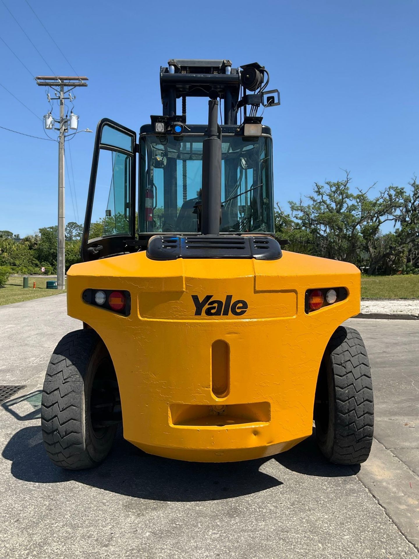 YALE FORKLIFT MODEL GDP280DCECCV176, DIESEL, APPROX MAX CAPACITY 26,100LBS, APPROX MAX HEIGHT 212... - Image 4 of 15