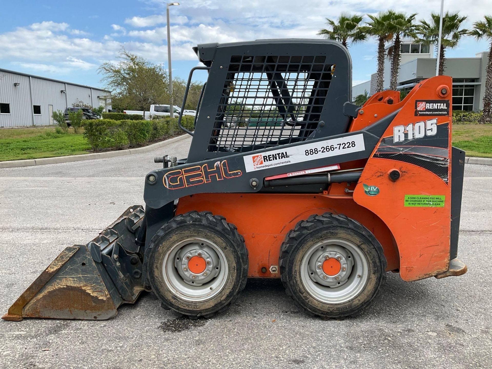 2018 GEHL COMPACT SKID STEER LOADER MODEL R105, DIESEL, BUCKET APPROX 53", RUNS AND OPERATES - Image 6 of 13