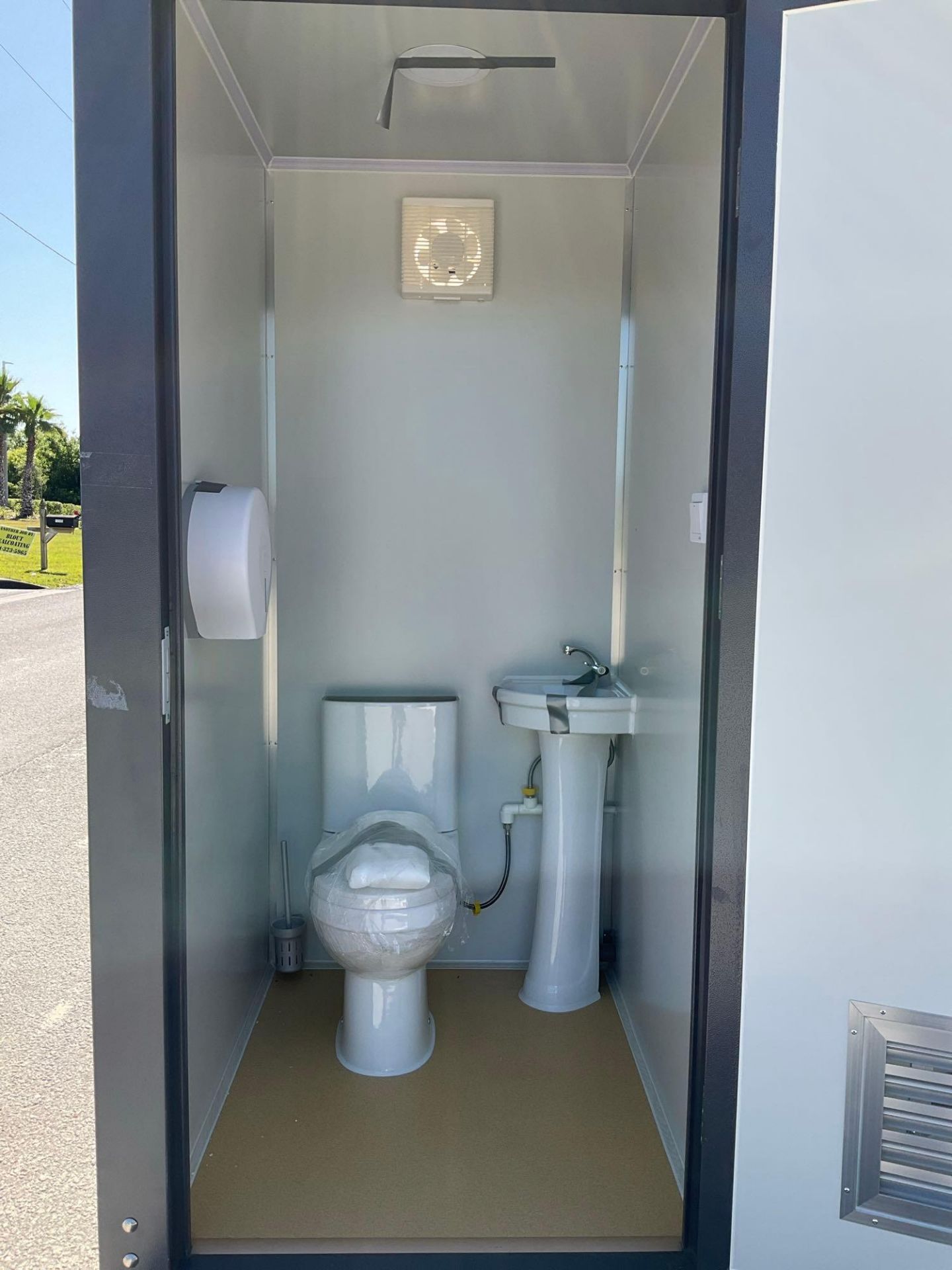 UNUSED PORTABLE DOUBLE BATHROOM UNIT, 2 STALLS, ELECTRIC & PLUMBING HOOK UP WITH EXTERIOR PLUMBIN... - Bild 11 aus 11