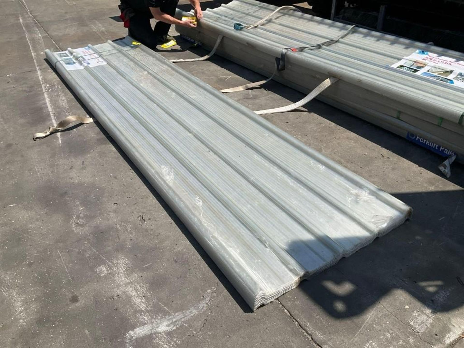 UNUSED POLYCARBONATE ROOF PANELS CLEAR WITH ( 1 ) METAL FORKLIFT PALLET, PANELS APPROX 35.43IN x - Image 2 of 7