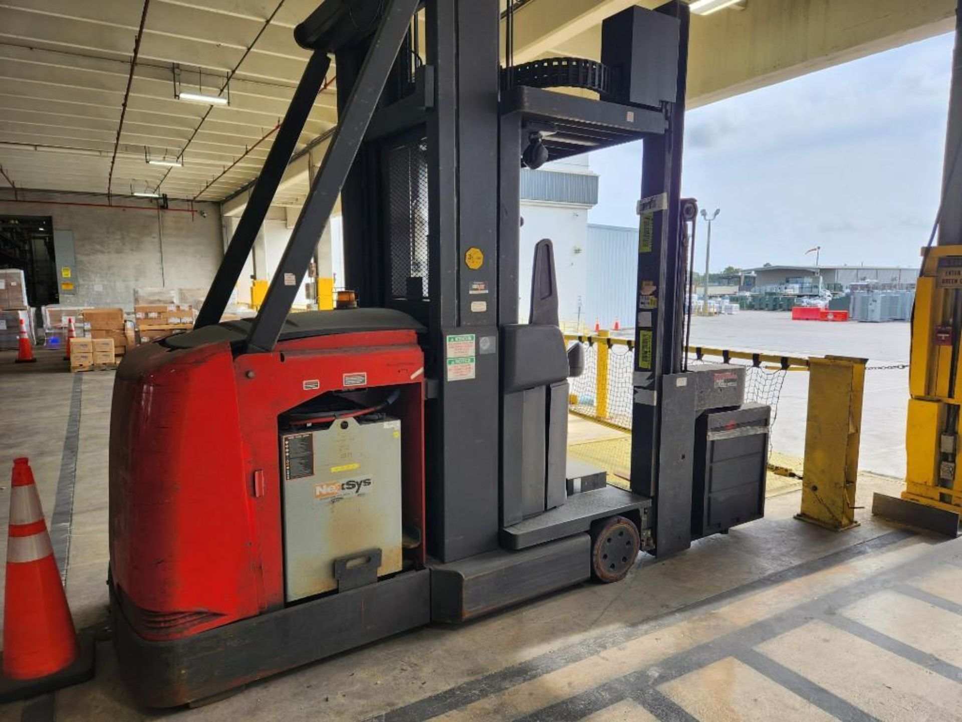RAYMOND SWING-REACH FORKLIFT, ELECTRIC, MAX CAPACITY 3000LBS, MAX HEIGHT 274IN , MACHINE HEIGHT 1... - Image 2 of 6