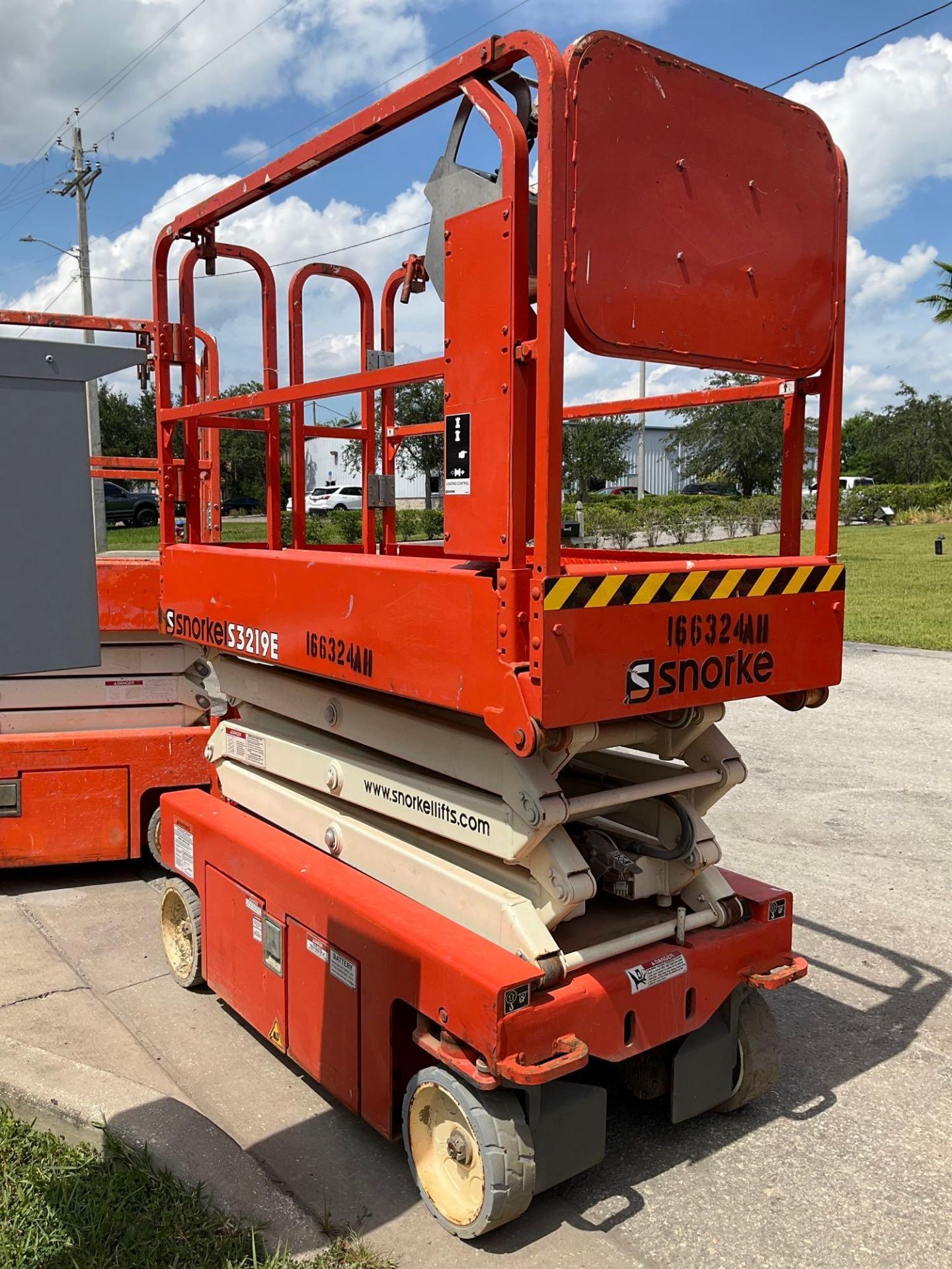 2016 SNORKEL SCISSOR LIFT MODEL S3219E ANSI - Image 4 of 10