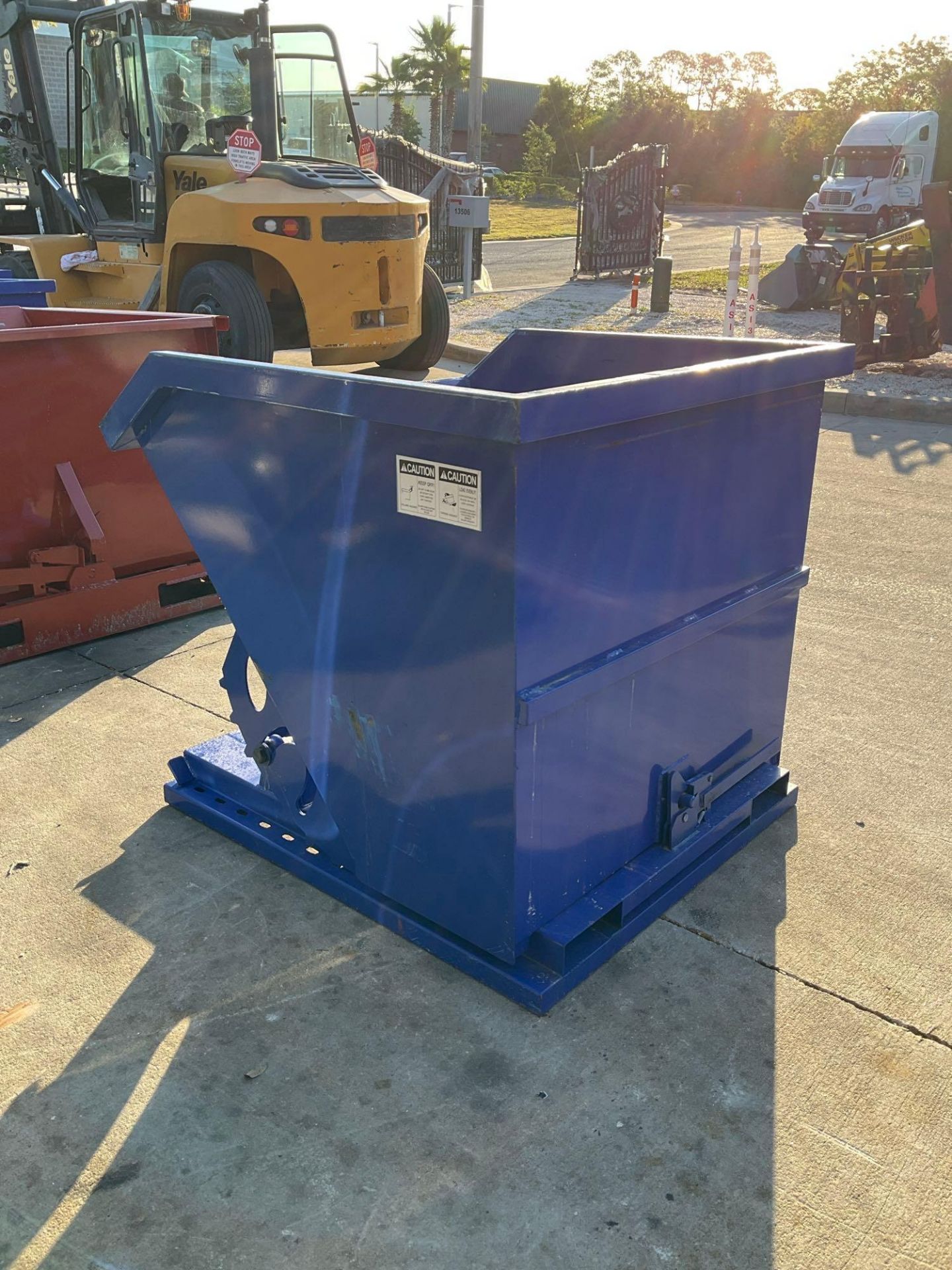 UNUSED 1 CU YARD SELF DUMPING HOPPER WITH FORK POCKETS - Image 3 of 5