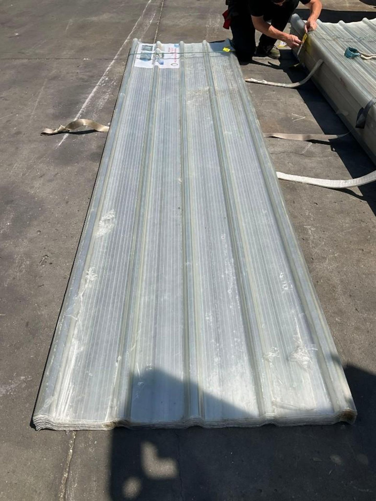 UNUSED POLYCARBONATE ROOF PANELS CLEAR WITH ( 1 ) METAL FORKLIFT PALLET, PANELS APPROX 35.43IN x - Image 3 of 7