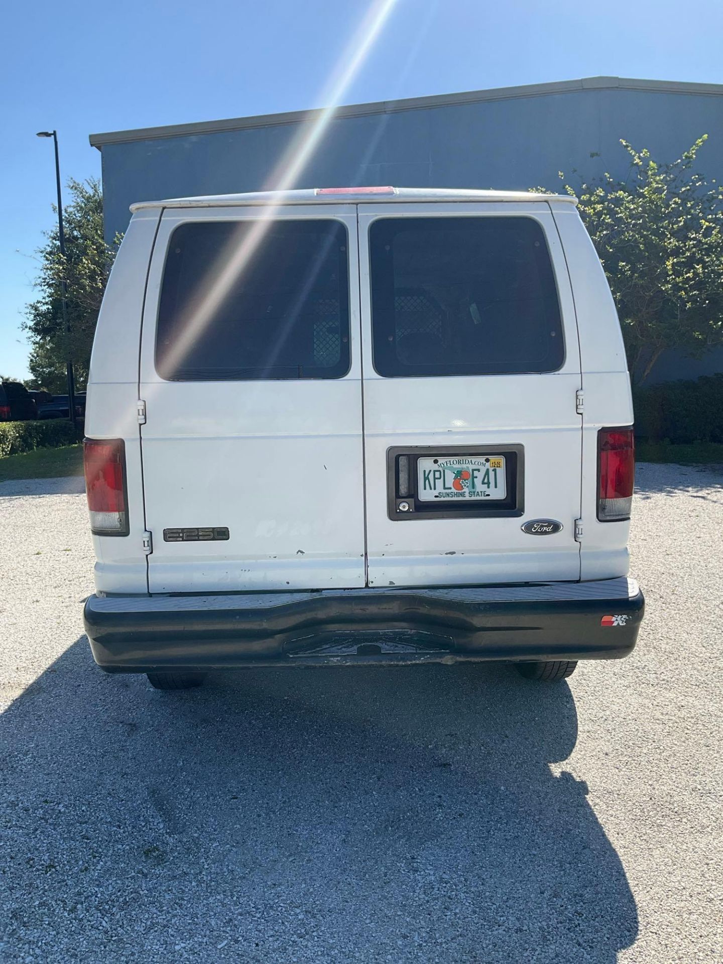 2003 FORD E-SERIES CARGO VAN, APPROX GVWR 8600LBS, STORAGE UNIT & SHELVES IN BACK , RUNS & DRIVES - Bild 5 aus 28