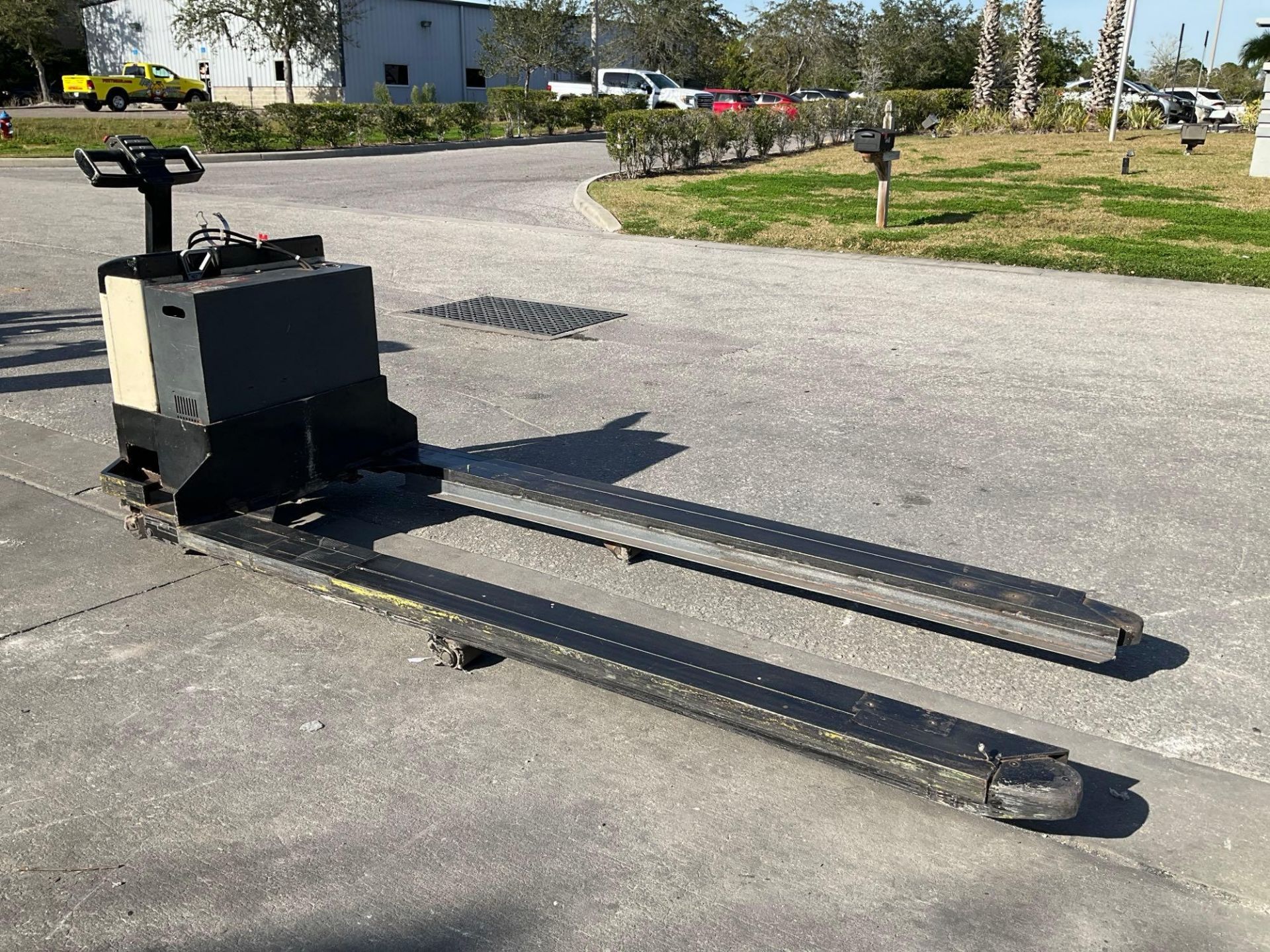 CROWN PALLET JACK MODEL 40GPW-4-14, ELECTRIC , APPROX MAX CAPACITY 4000LBS, BUILT IN BATTERY - Image 4 of 11