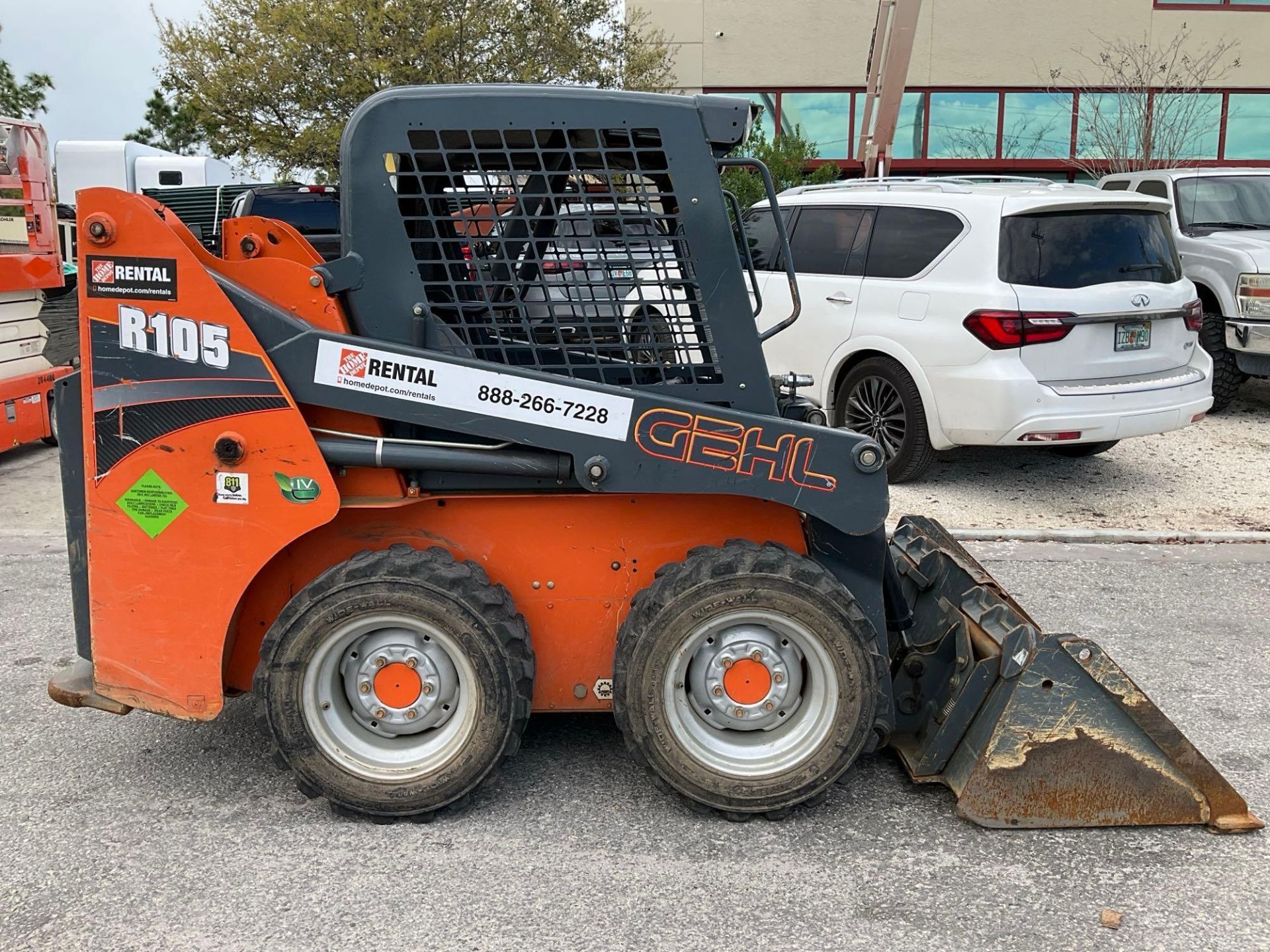 2018 GEHL COMPACT SKID STEER LOADER MODEL R105, DIESEL, BUCKET APPROX 53", RUNS AND OPERATES - Image 2 of 13