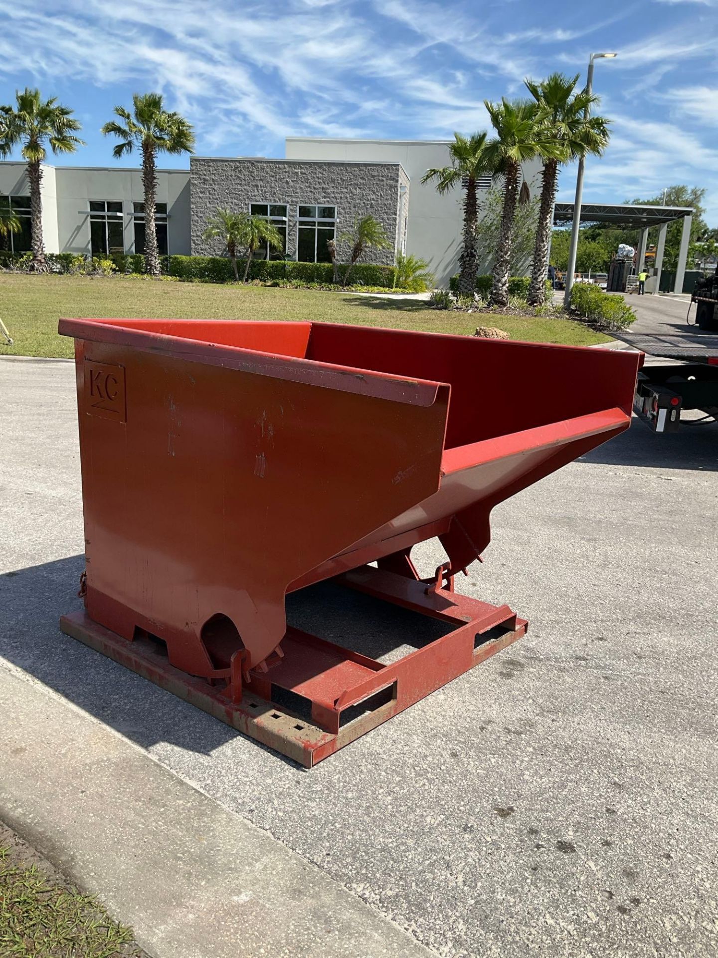 UNUSED 2CU YARD SELF DUMPING HOPPER WITH FORK POCKETS - Image 4 of 5