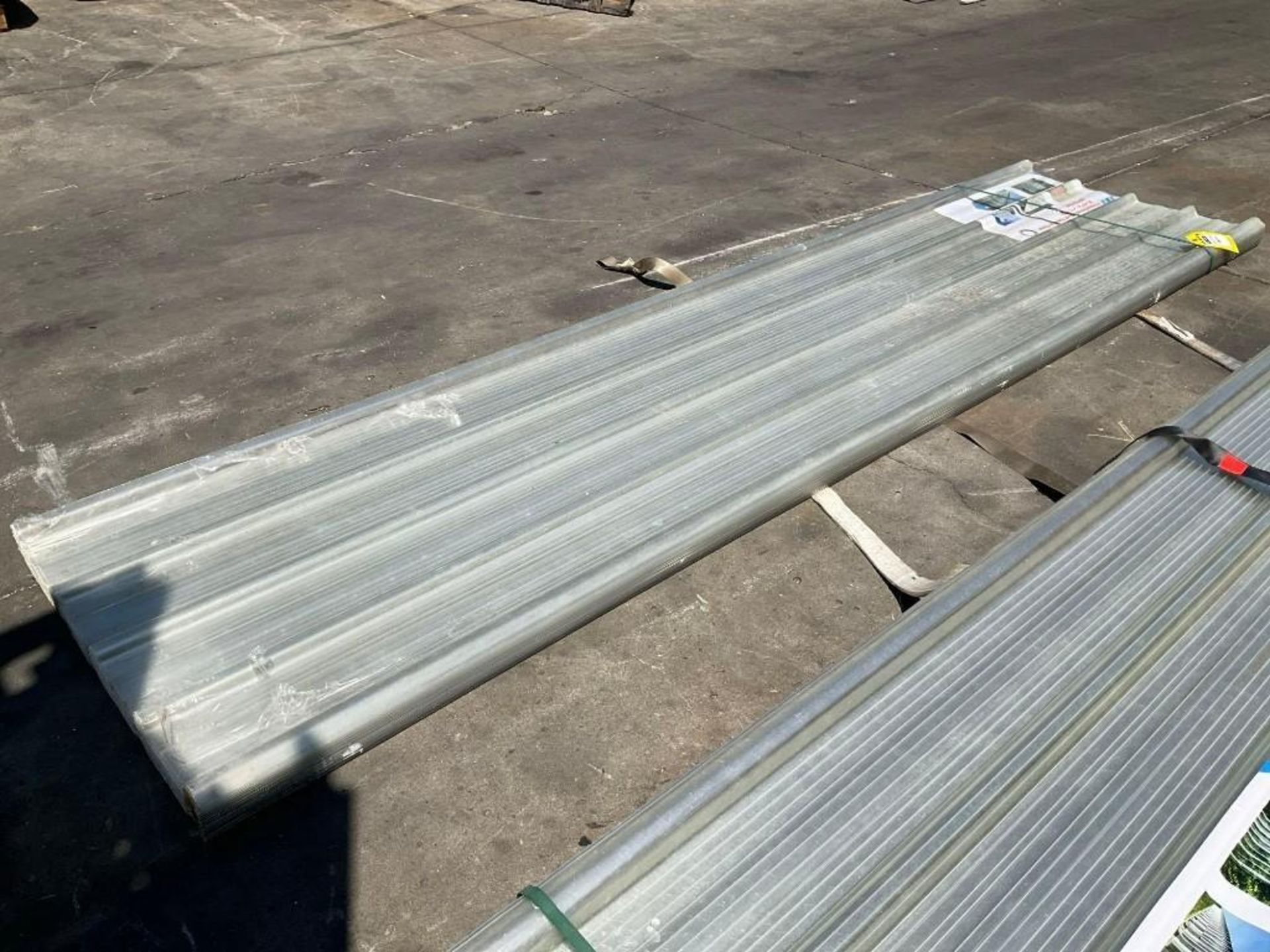 UNUSED POLYCARBONATE ROOF PANELS CLEAR WITH ( 1 ) METAL FORKLIFT PALLET, PANELS APPROX 35.43IN x - Image 4 of 7