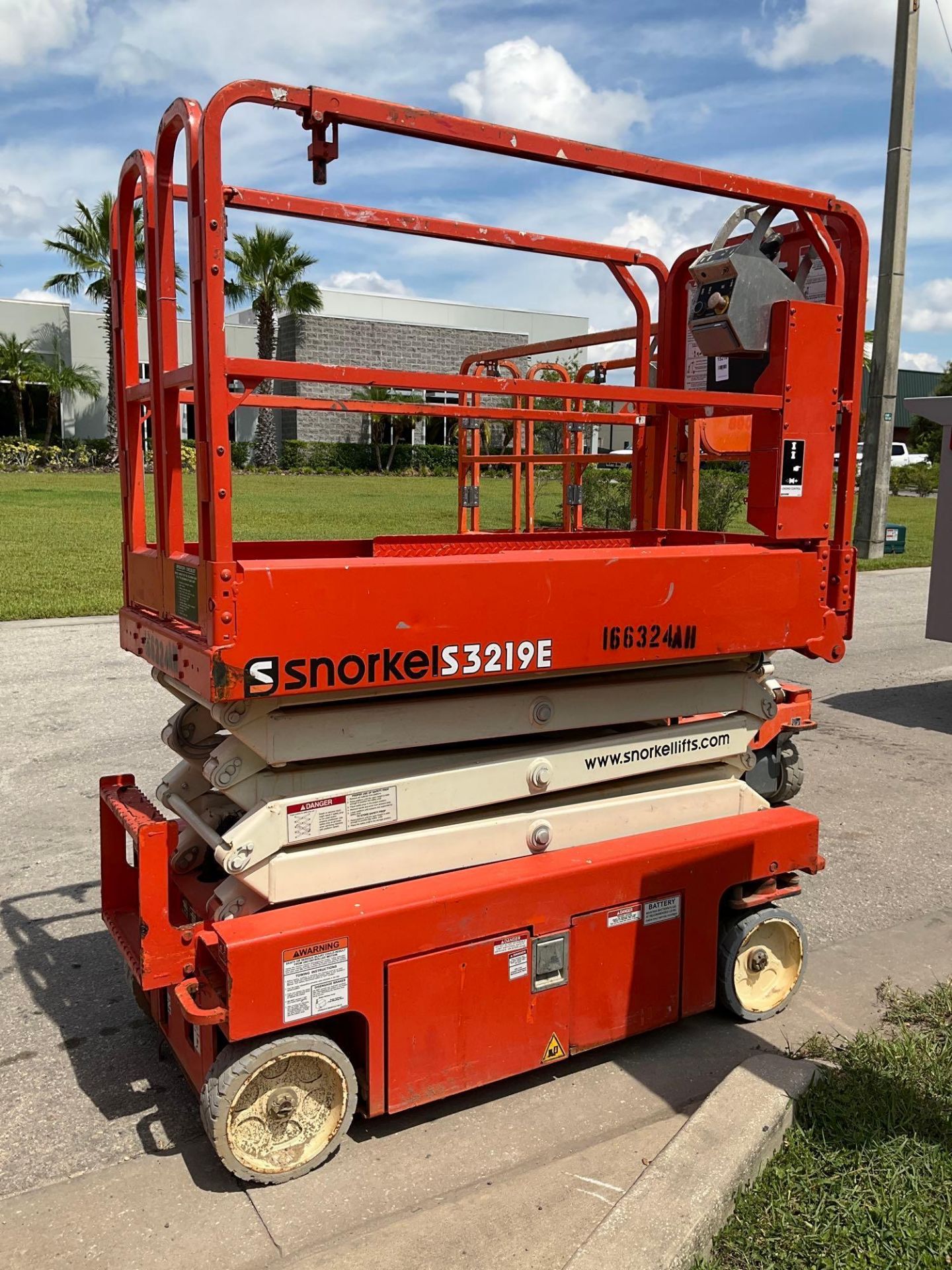 2016 SNORKEL SCISSOR LIFT MODEL S3219E ANSI - Image 5 of 10