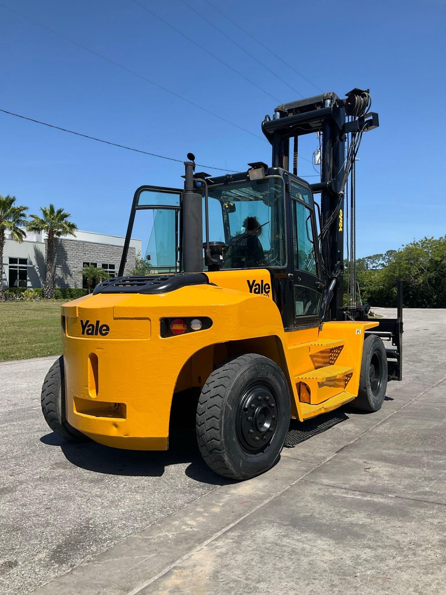 YALE FORKLIFT MODEL GDP280DCECCV176, DIESEL, APPROX MAX CAPACITY 26,100LBS, APPROX MAX HEIGHT 212... - Image 5 of 15