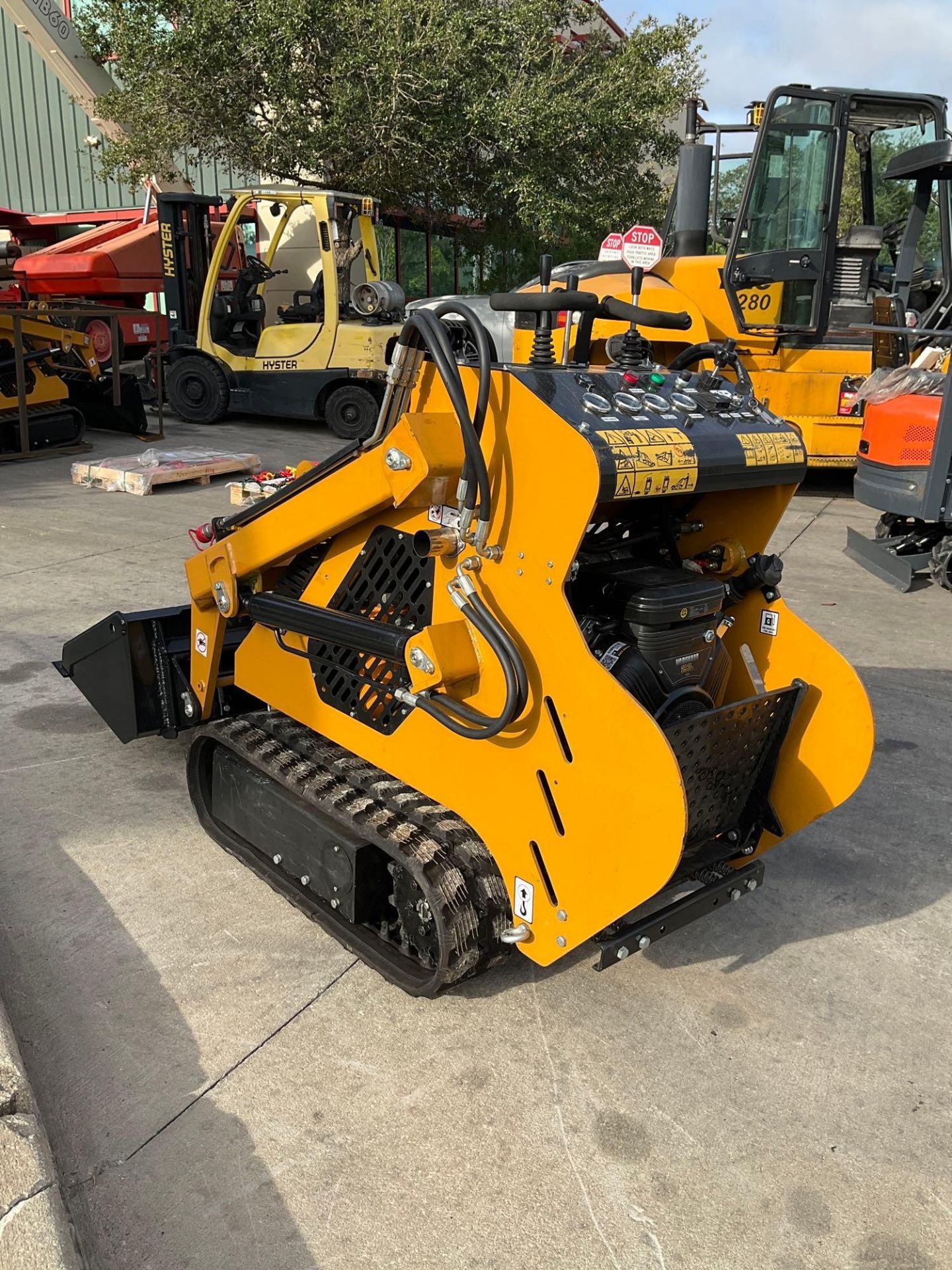 2023 AGROTK WALK BEHIND CRAWLER SKID STEER LOADER MODEL KBT23, GAS POWERED, ELECTRIC START, RUBBE... - Image 2 of 13