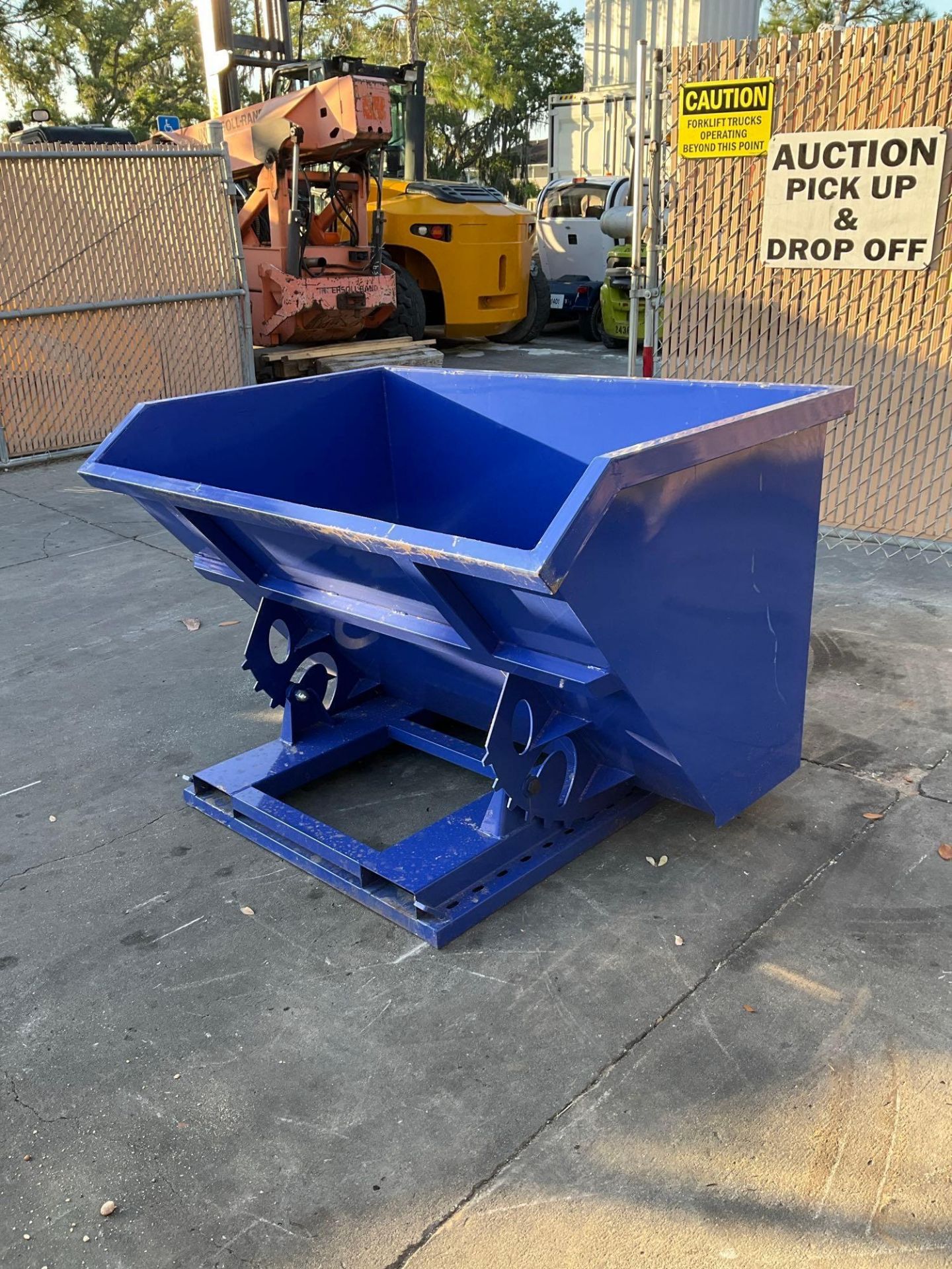 UNUSED 1.5 YARD SELF DUMPING HOPPER WITH FORK POCKETS - Image 3 of 4