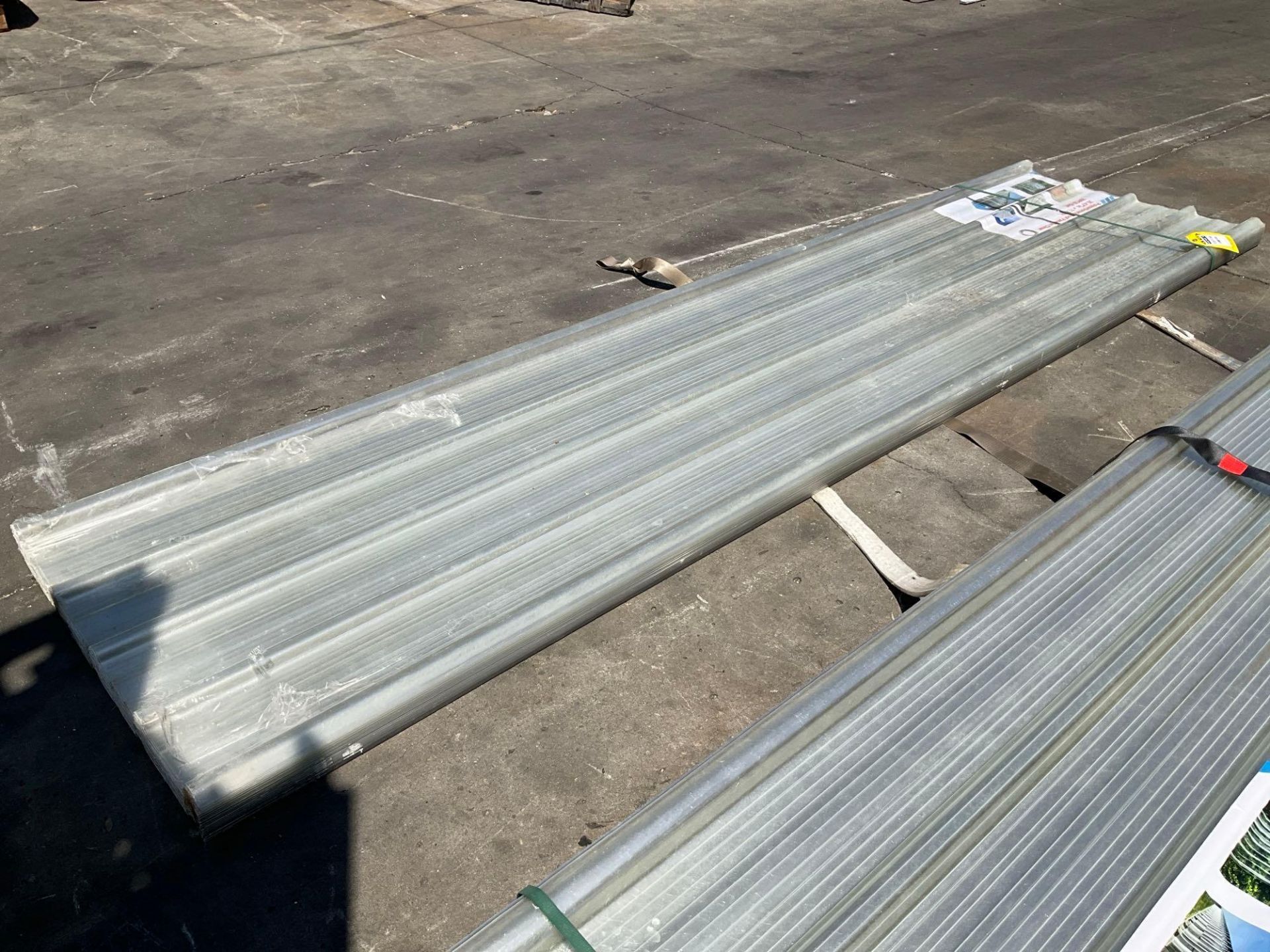 UNUSED POLYCARBONATE ROOF PANELS CLEAR, APPROX 35.43IN x 11.81FT, APPROX 30 PIECES - Image 4 of 7