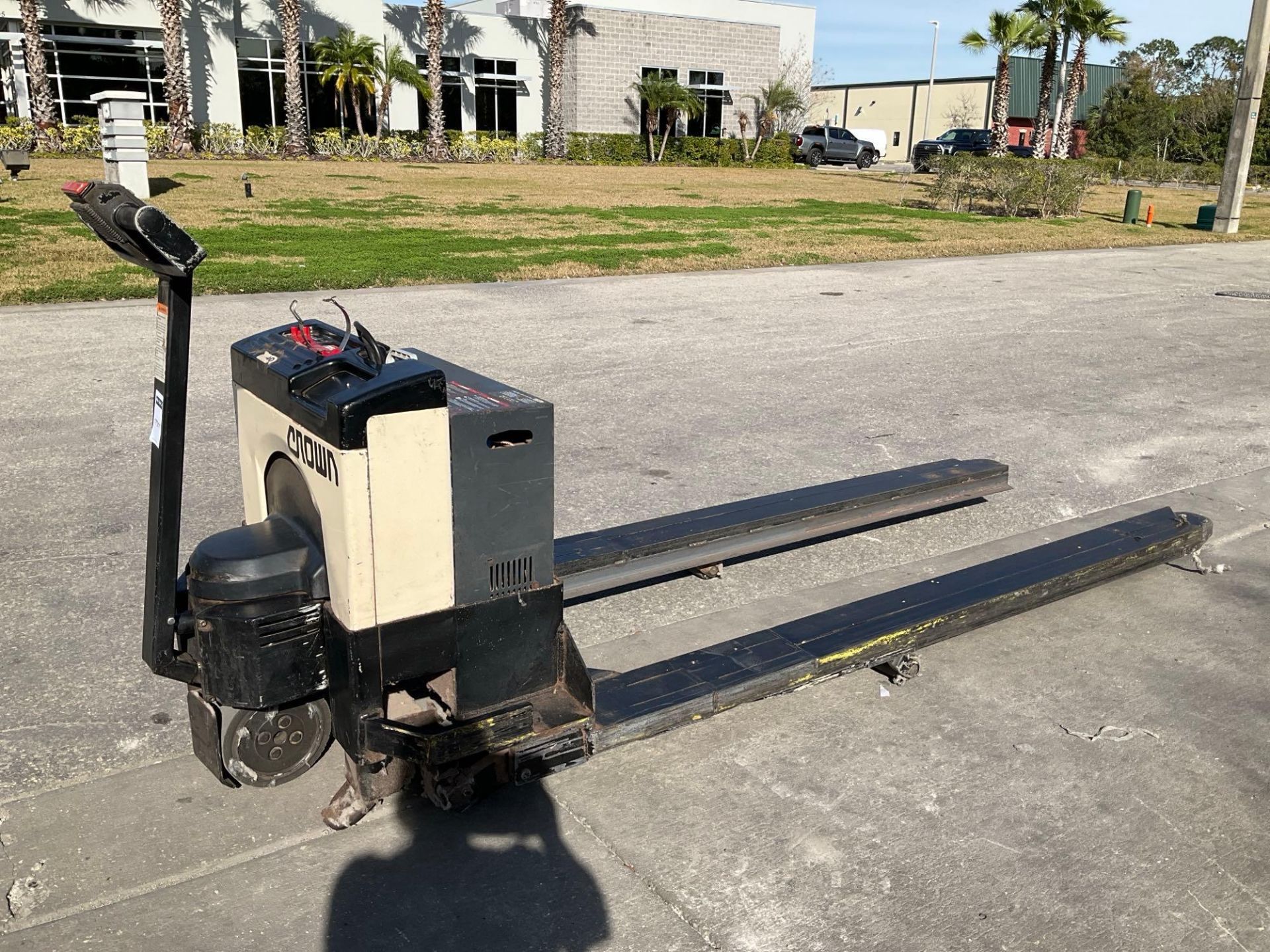CROWN PALLET JACK MODEL 40GPW-4-14, ELECTRIC , APPROX MAX CAPACITY 4000LBS, BUILT IN BATTERY - Image 3 of 11