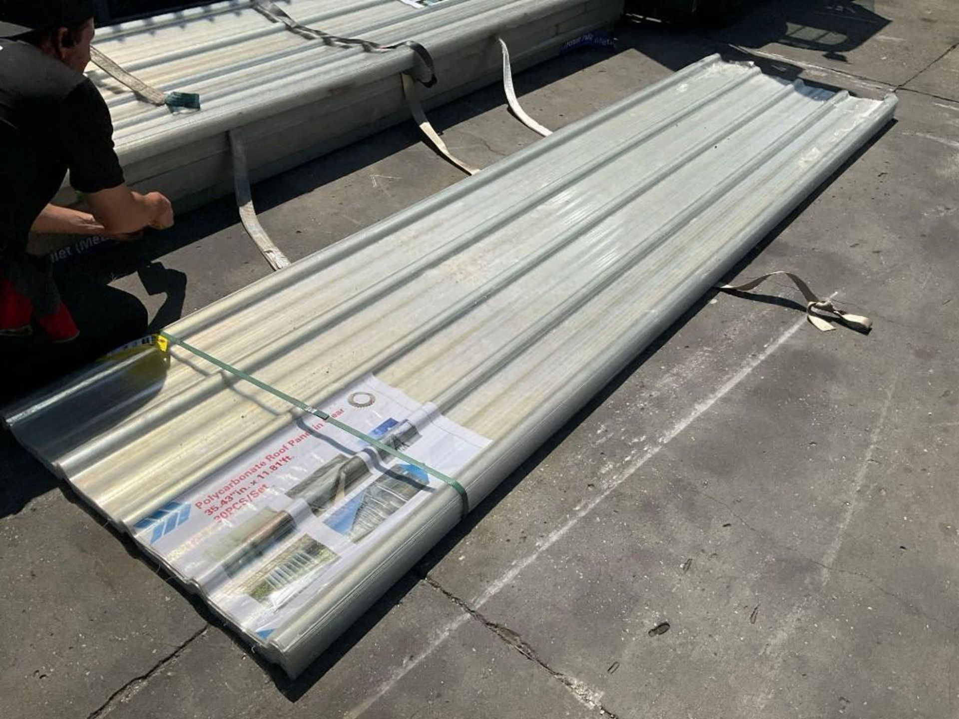 UNUSED POLYCARBONATE ROOF PANELS CLEAR, APPROX 35.43IN x 11.81FT, APPROX 30 PIECES ( PLEASE NOTE - Image 2 of 7