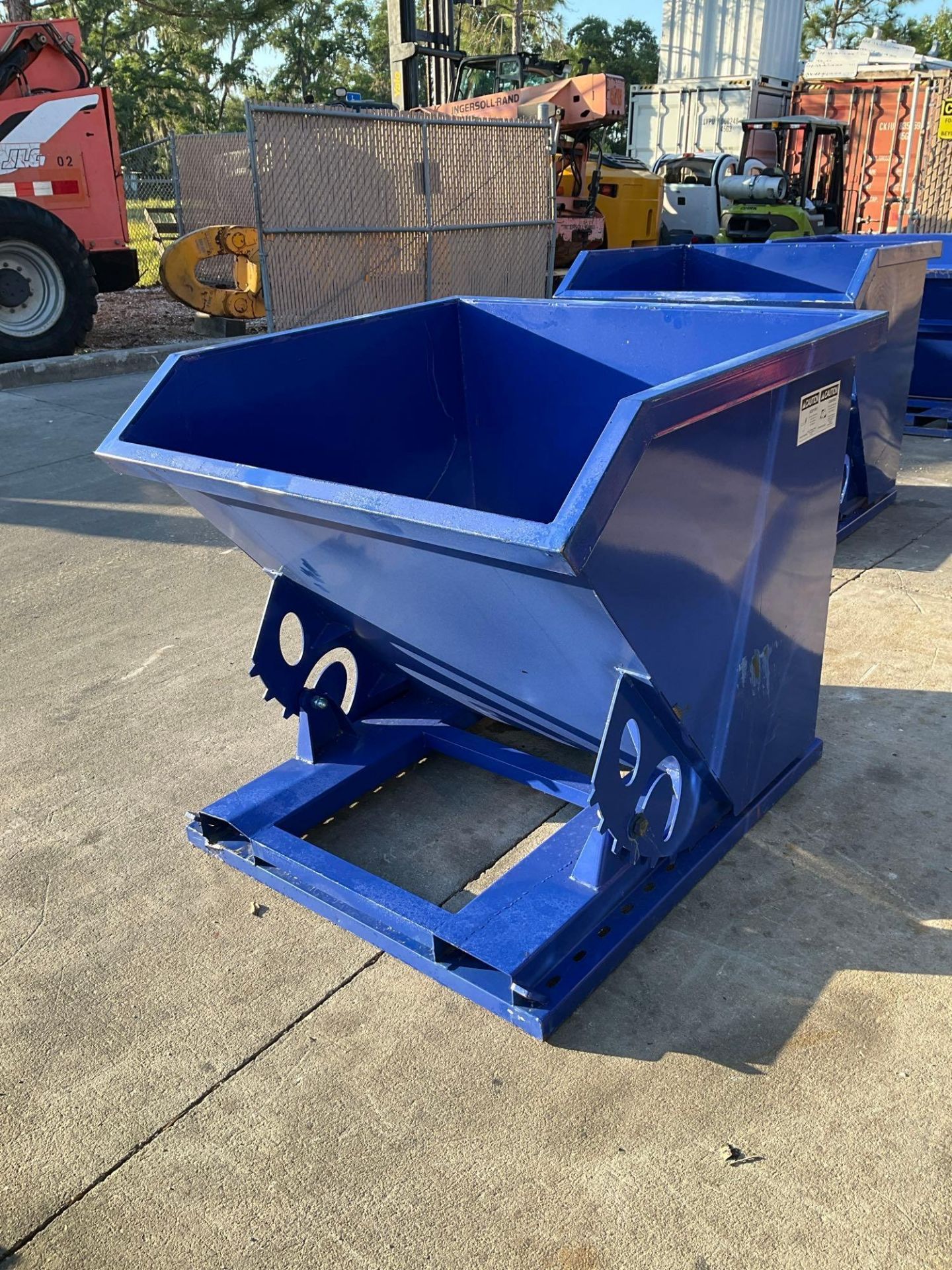 UNUSED 1 CU YARD SELF DUMPING HOPPER WITH FORK POCKETS - Image 4 of 5