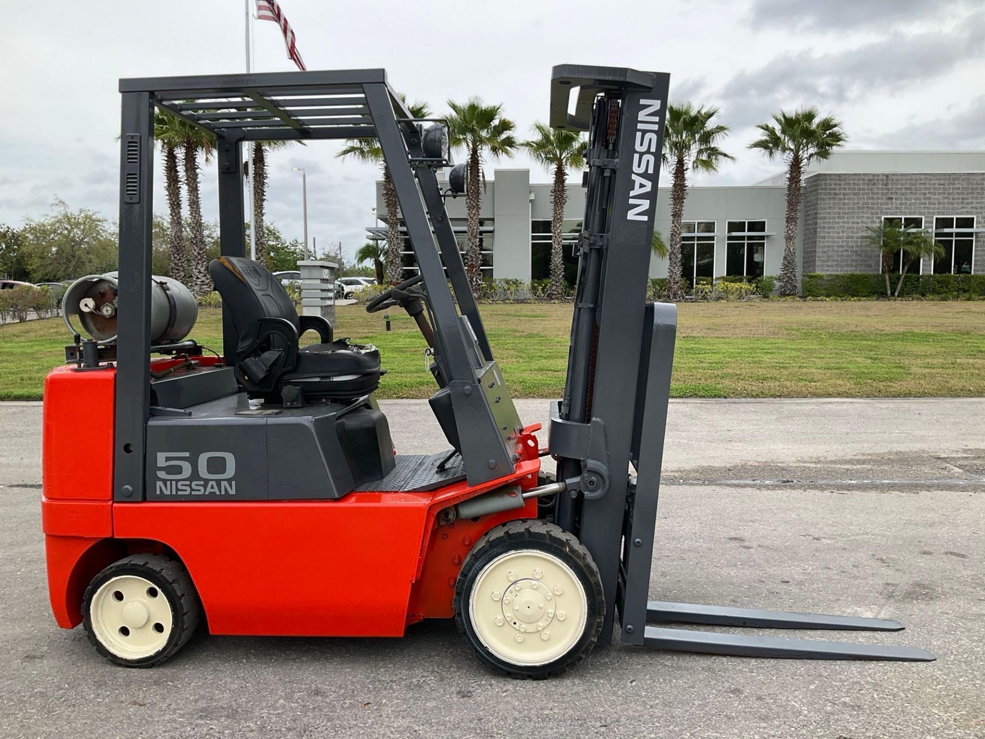 NISSAN FORKLIFT CPJ02-A20PV, LP POWERED, LOW HOURS, APPROX MAX CAPACITY 4400LBS, APPROX MAX HEIGHT