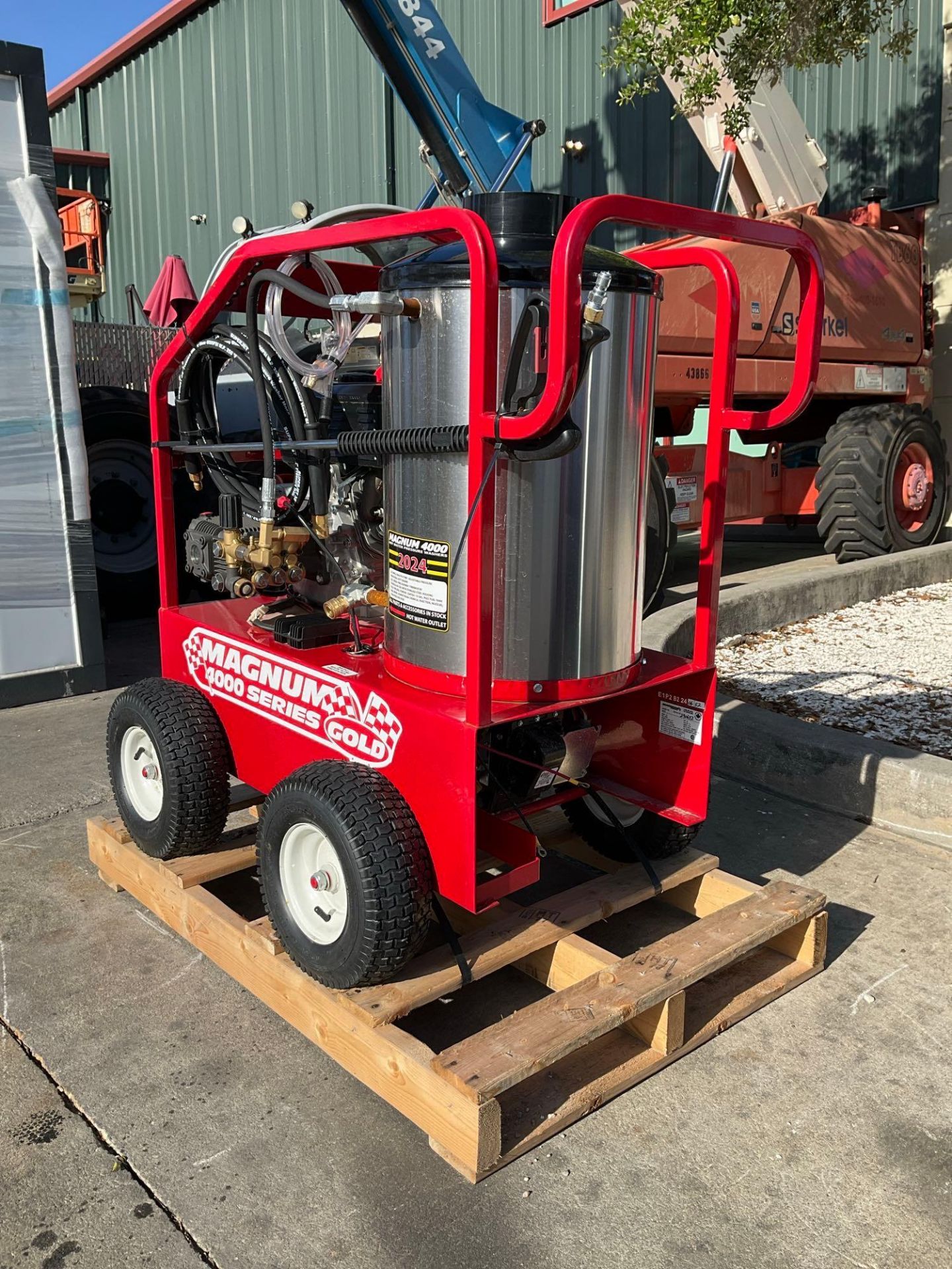 UNUSED 2024 MAGNUM 4000 SERIES GOLD HOT WATER PRESSURE WASHER,DIESEL GAS POWER, ELECTRIC START, - Bild 3 aus 14