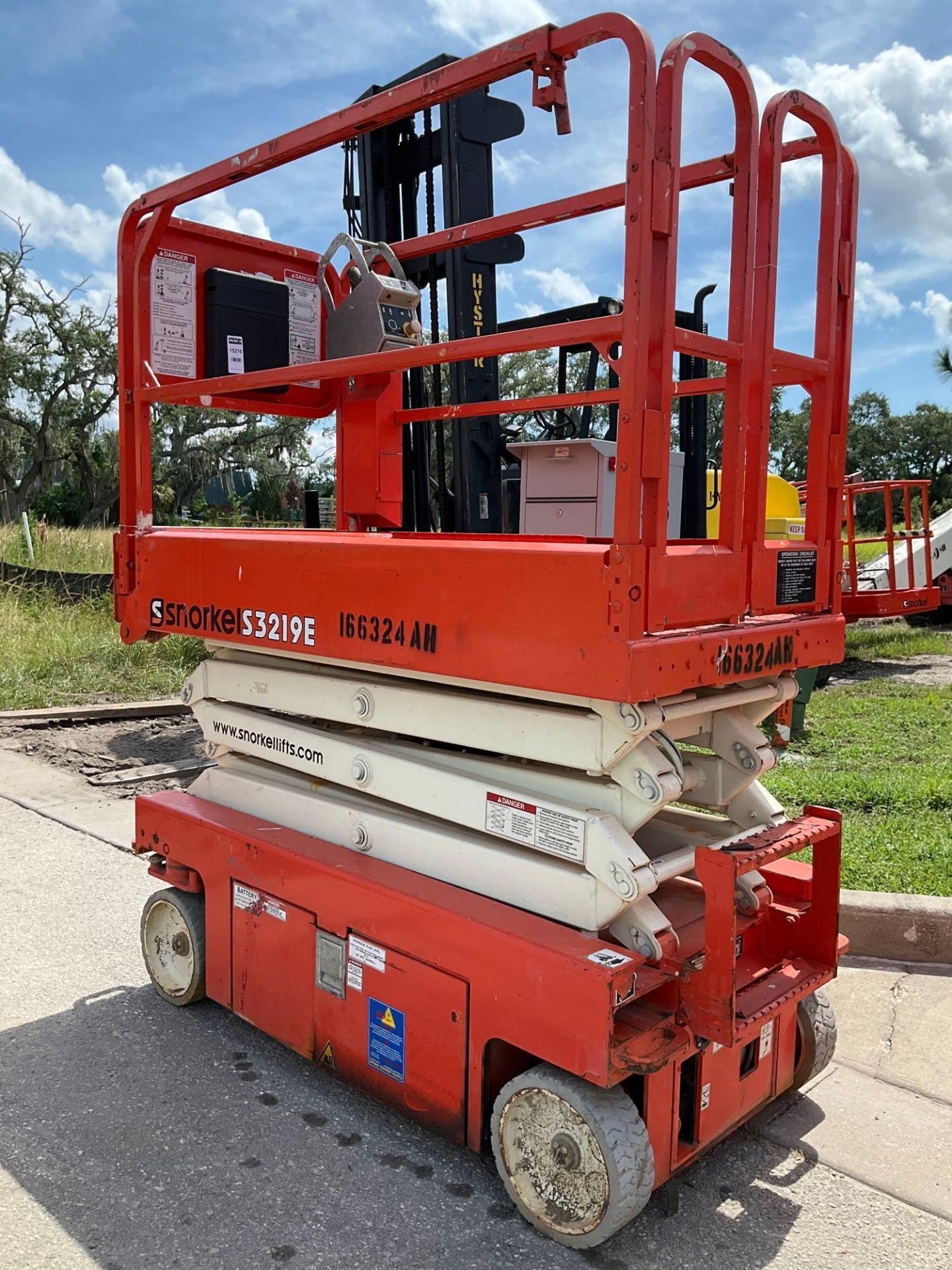 2016 SNORKEL SCISSOR LIFT MODEL S3219E ANSI