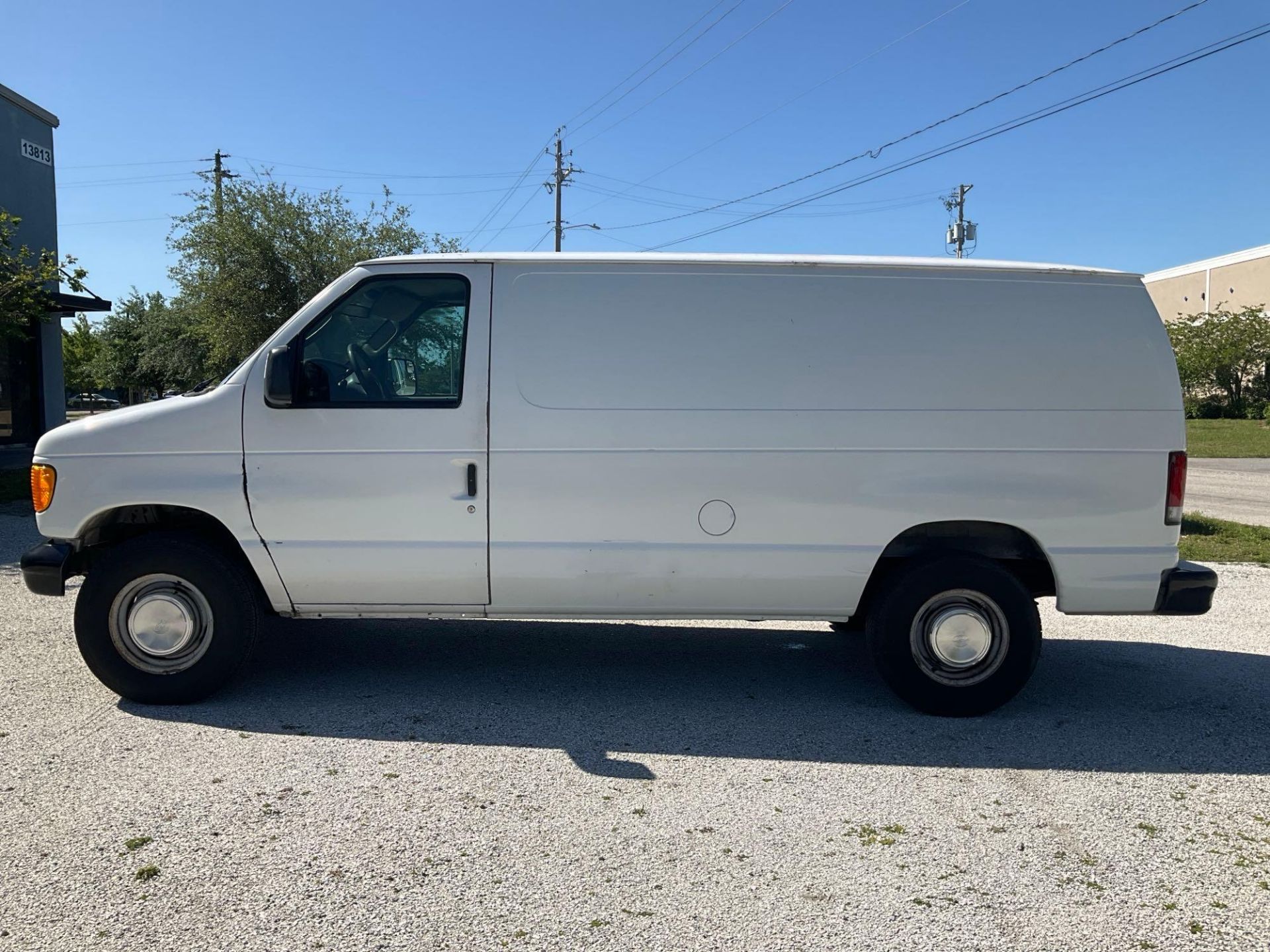 2003 FORD E-SERIES CARGO VAN, APPROX GVWR 8600LBS, STORAGE UNIT & SHELVES IN BACK , RUNS & DRIVES - Bild 3 aus 28