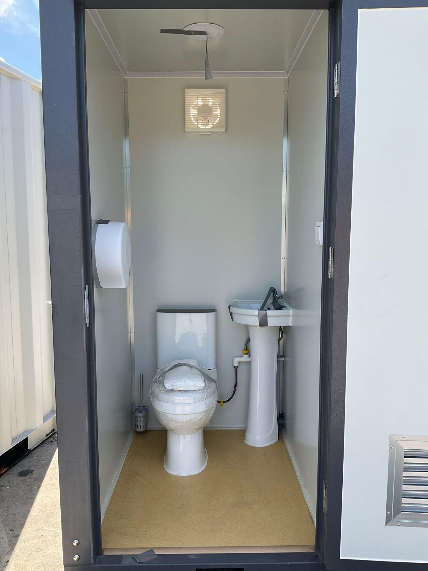 UNUSED PORTABLE DOUBLE BATHROOM UNIT, 2 STALLS, ELECTRIC & PLUMBING HOOK UP WITH EXTERIOR PLUMBIN... - Bild 10 aus 11