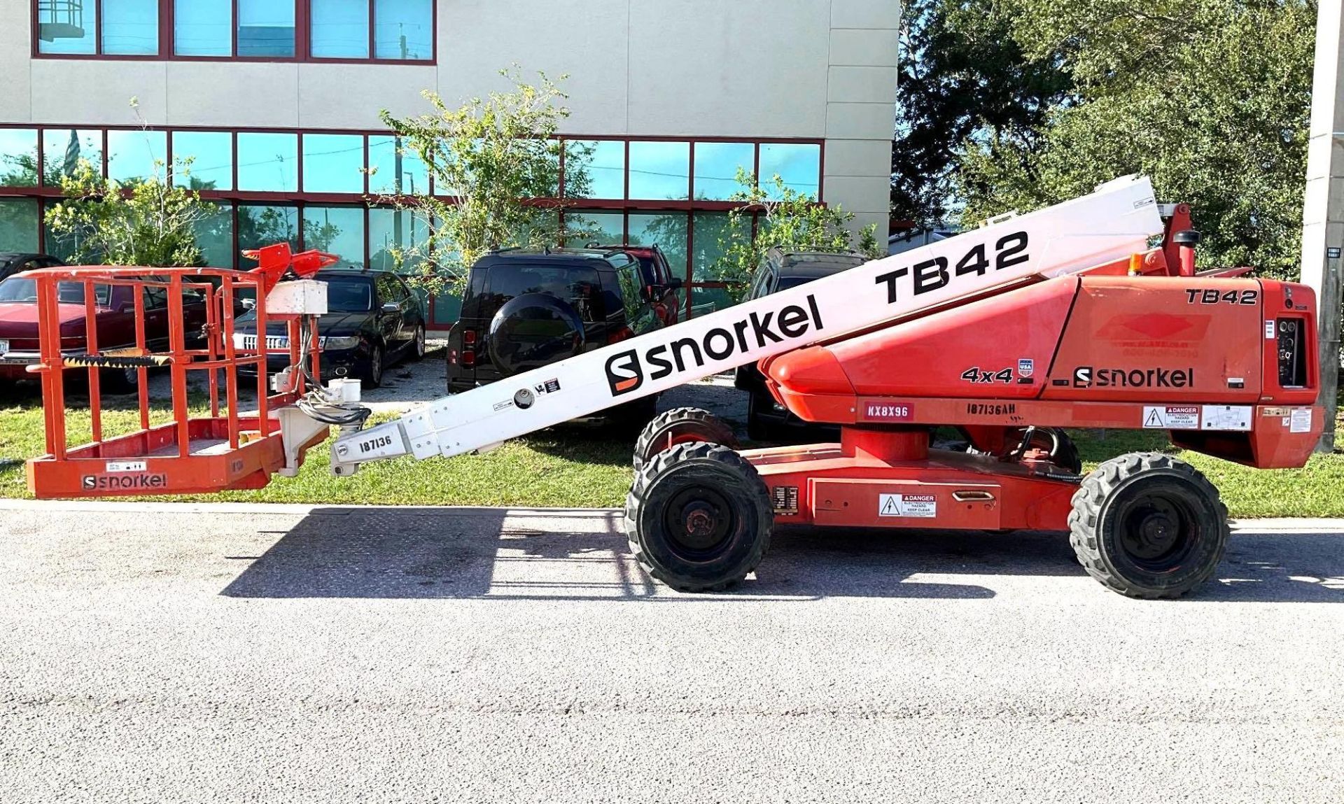 2017 SNORKEL BOOM LIFT MODEL TB42DZ, DIESEL, 4x4, ON BOARD GENERATOR, APPROX MAX PLATFORM HEIGHT - Bild 3 aus 15