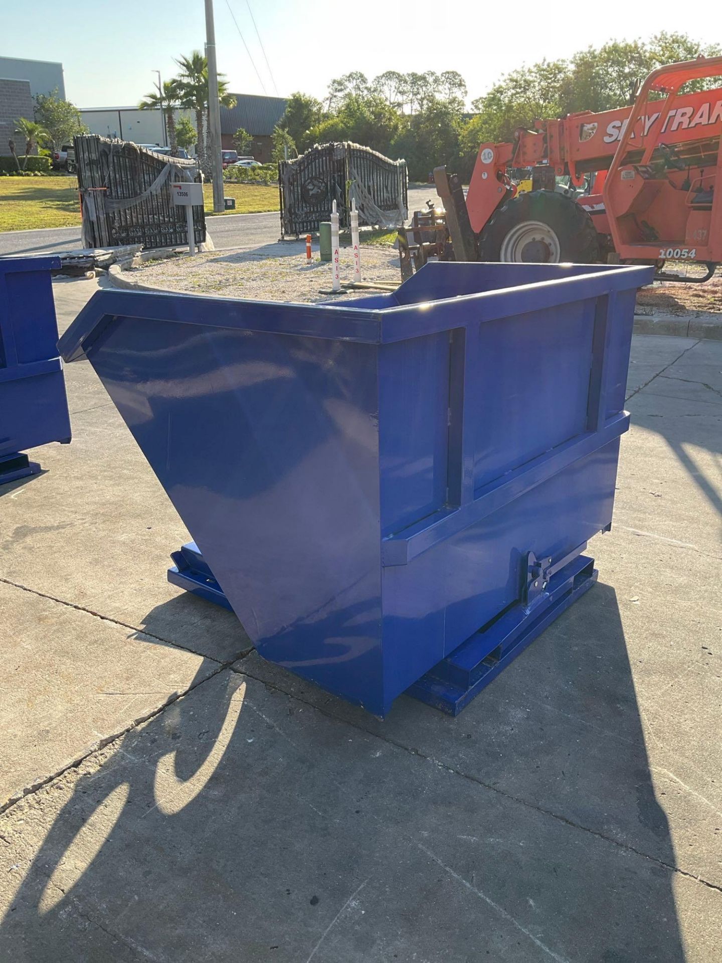 UNUSED 1.5 CU YARD SELF DUMPING HOPPER WITH FORK POCKETS - Image 3 of 6