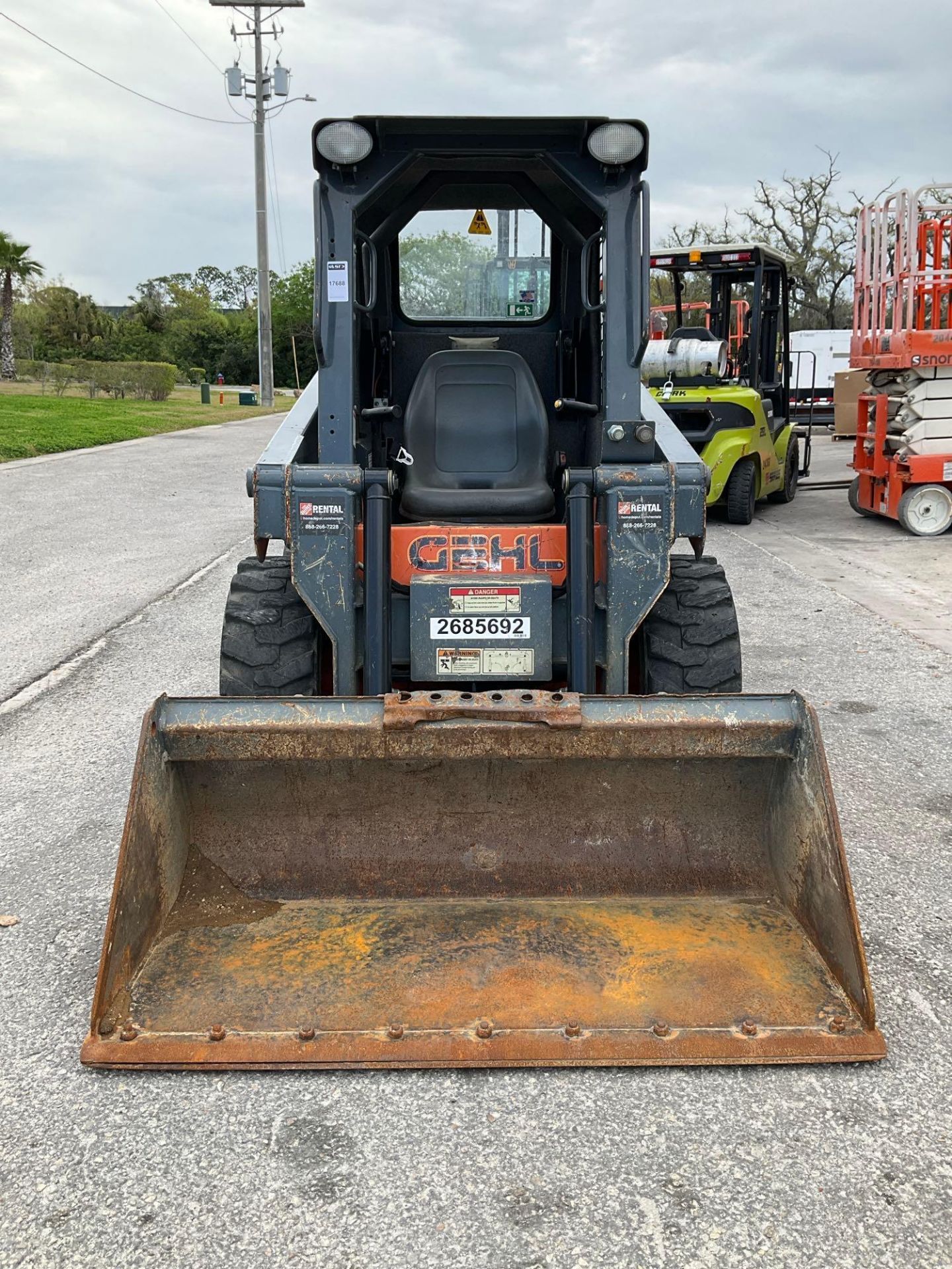 2018 GEHL COMPACT SKID STEER LOADER MODEL R105, DIESEL, BUCKET APPROX 53", RUNS AND OPERATES - Image 9 of 13