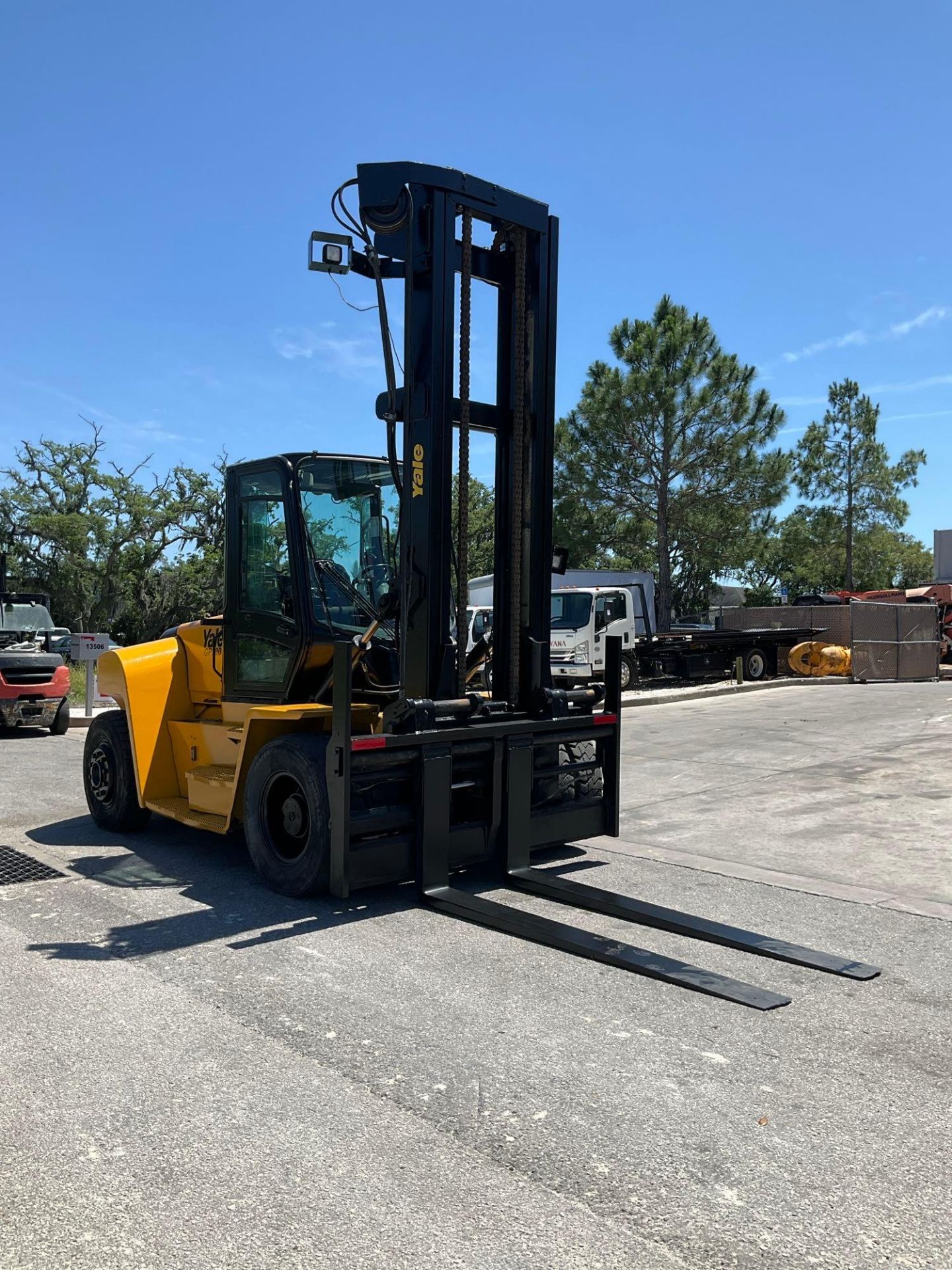 YALE FORKLIFT MODEL GDP280DCECCV176, DIESEL, APPROX MAX CAPACITY 26,100LBS, APPROX MAX HEIGHT 212... - Image 7 of 15