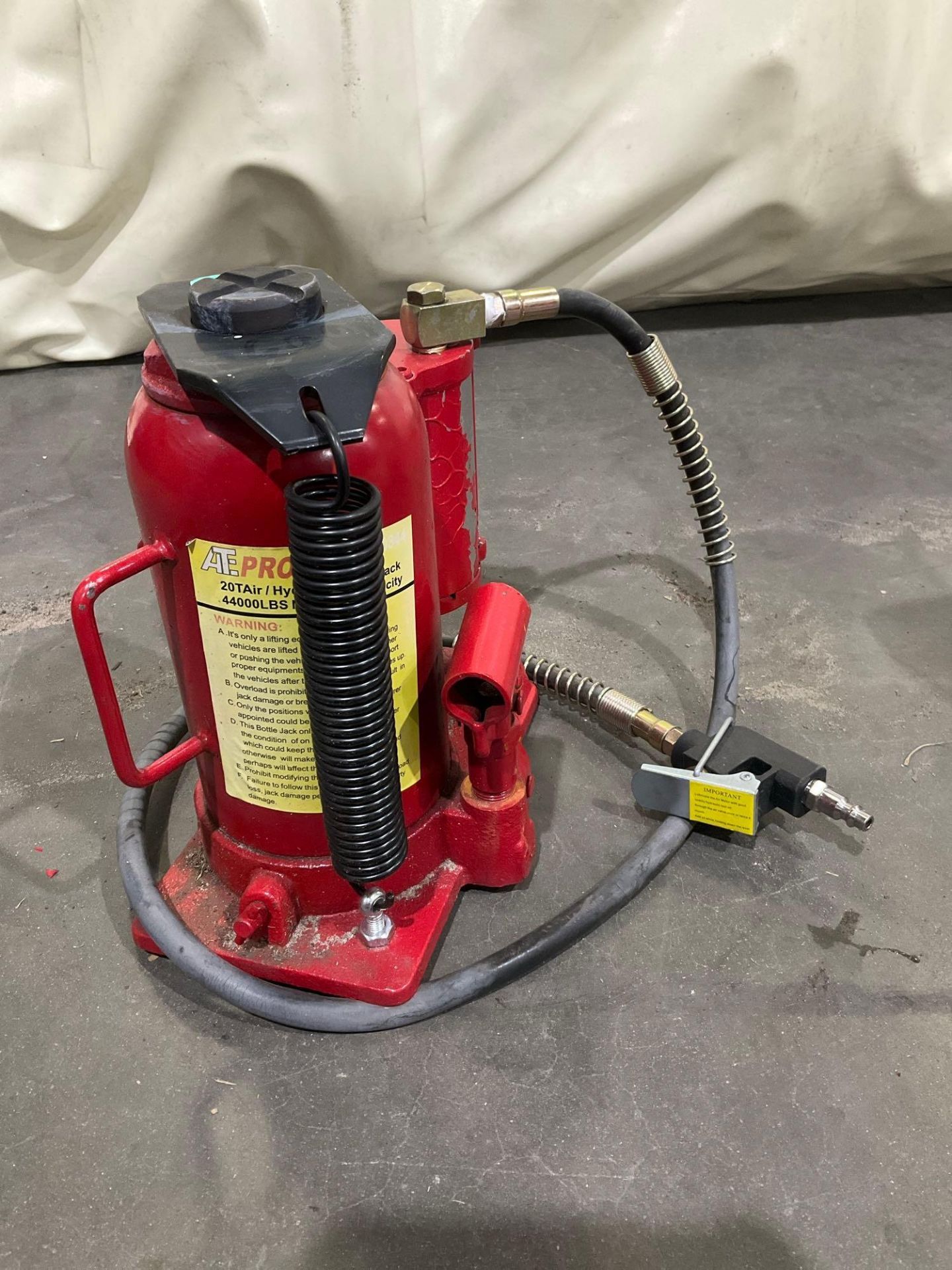 UNUSED ATE PRO USA 20 TON AIR HYDRAULIC BOTTLE JACK, APPROX 44,000LBS MAX CAPACITY - Image 2 of 6