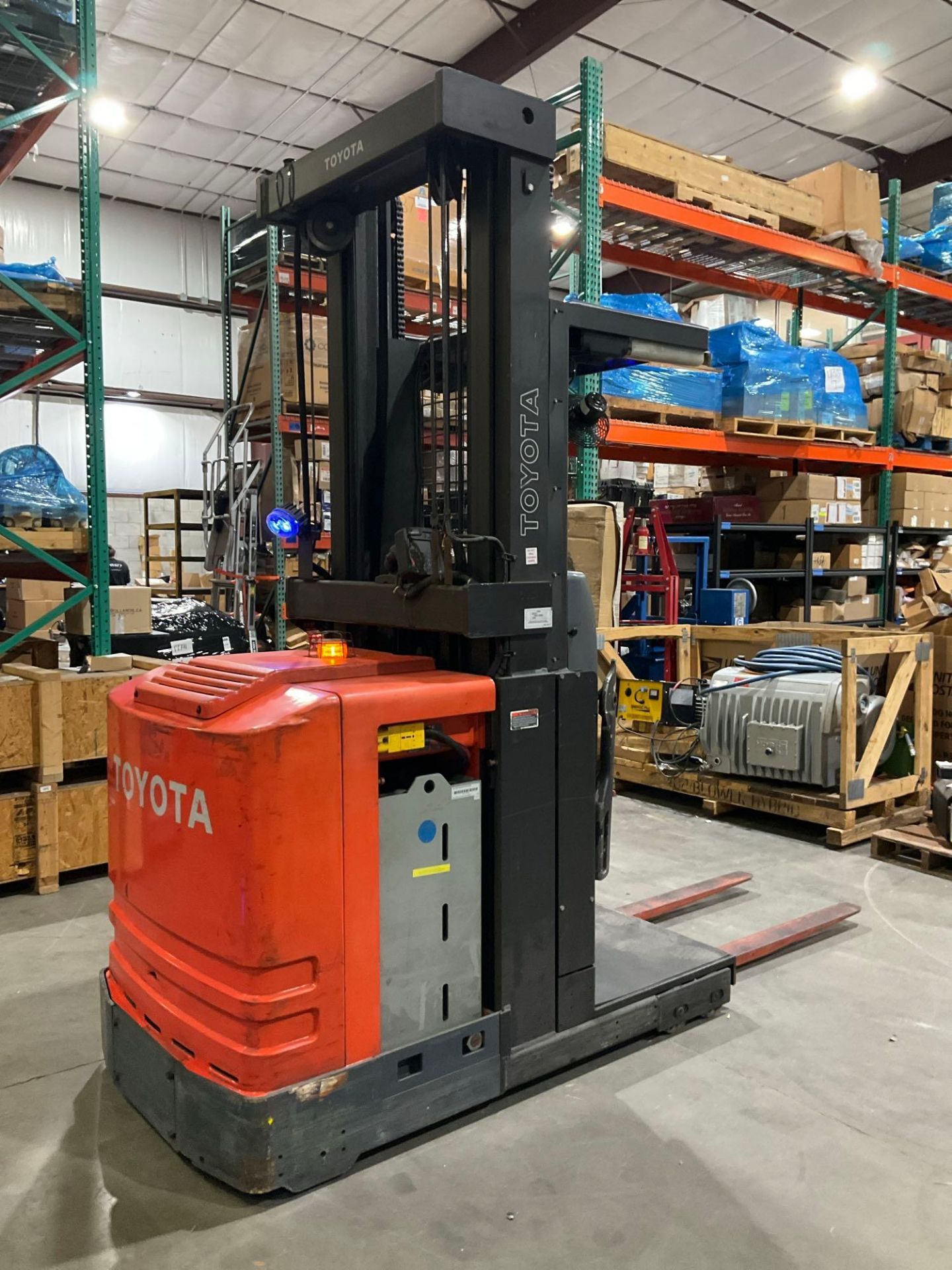 TOYOTA ORDER PICKER MODEL 6BPU15, ELECTRIC, APPROX MAX CAPACITY 3000LBS, APPROX MAX HEIGHT 240in,... - Bild 2 aus 16